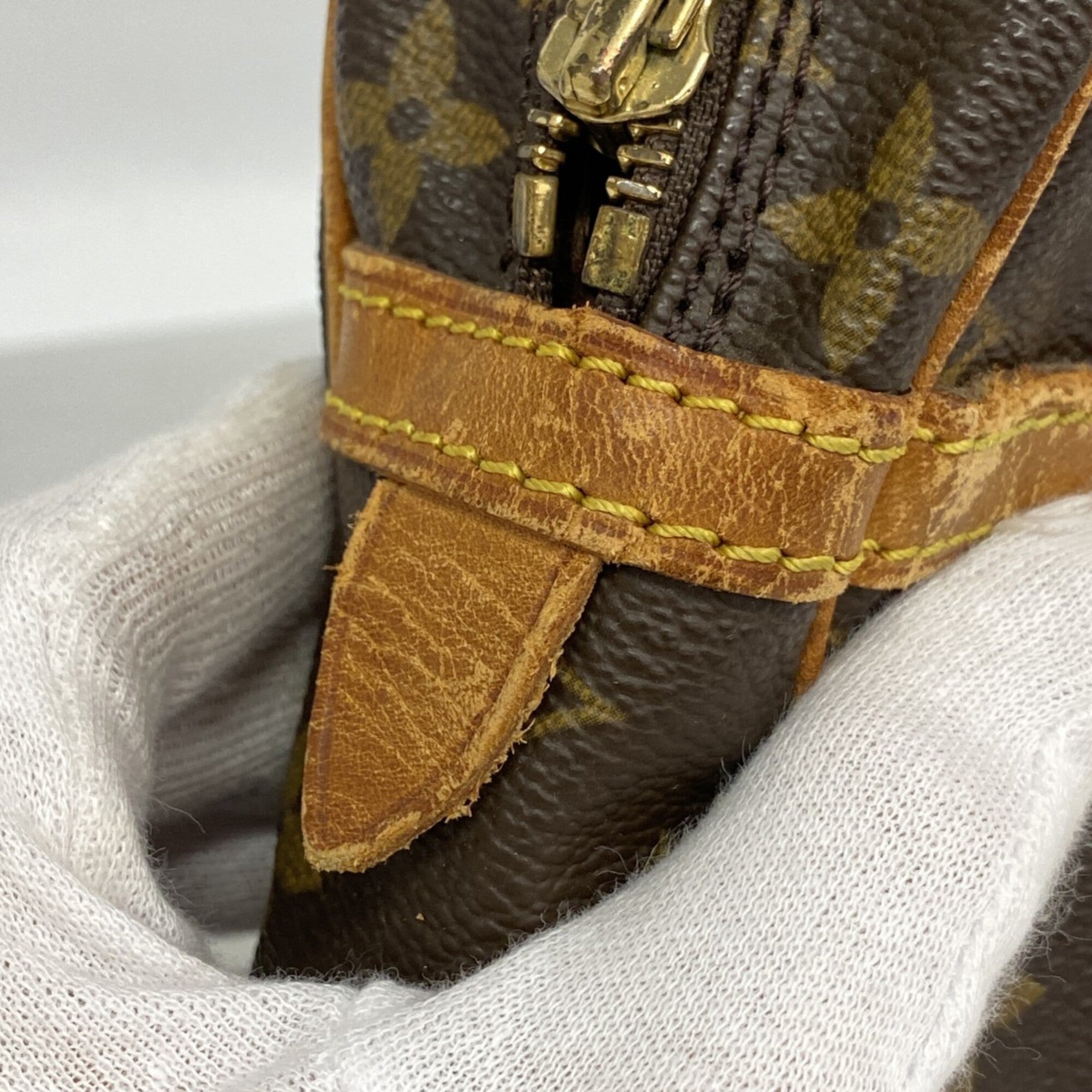 Louis Vuitton Brown Clutch Bag (Pre-Owned)