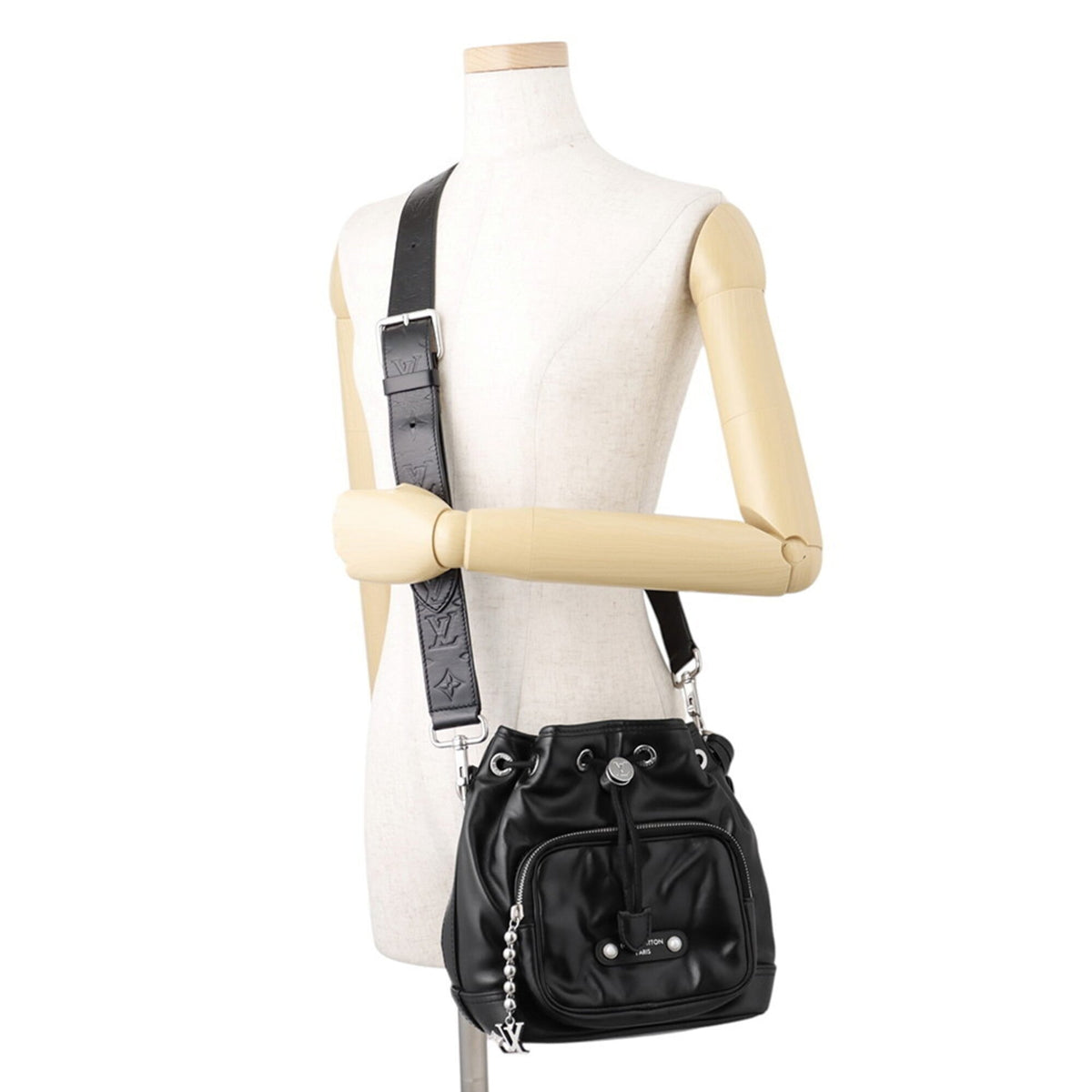 Louis Vuitton Noir Leather Handbag (Pre-Owned)