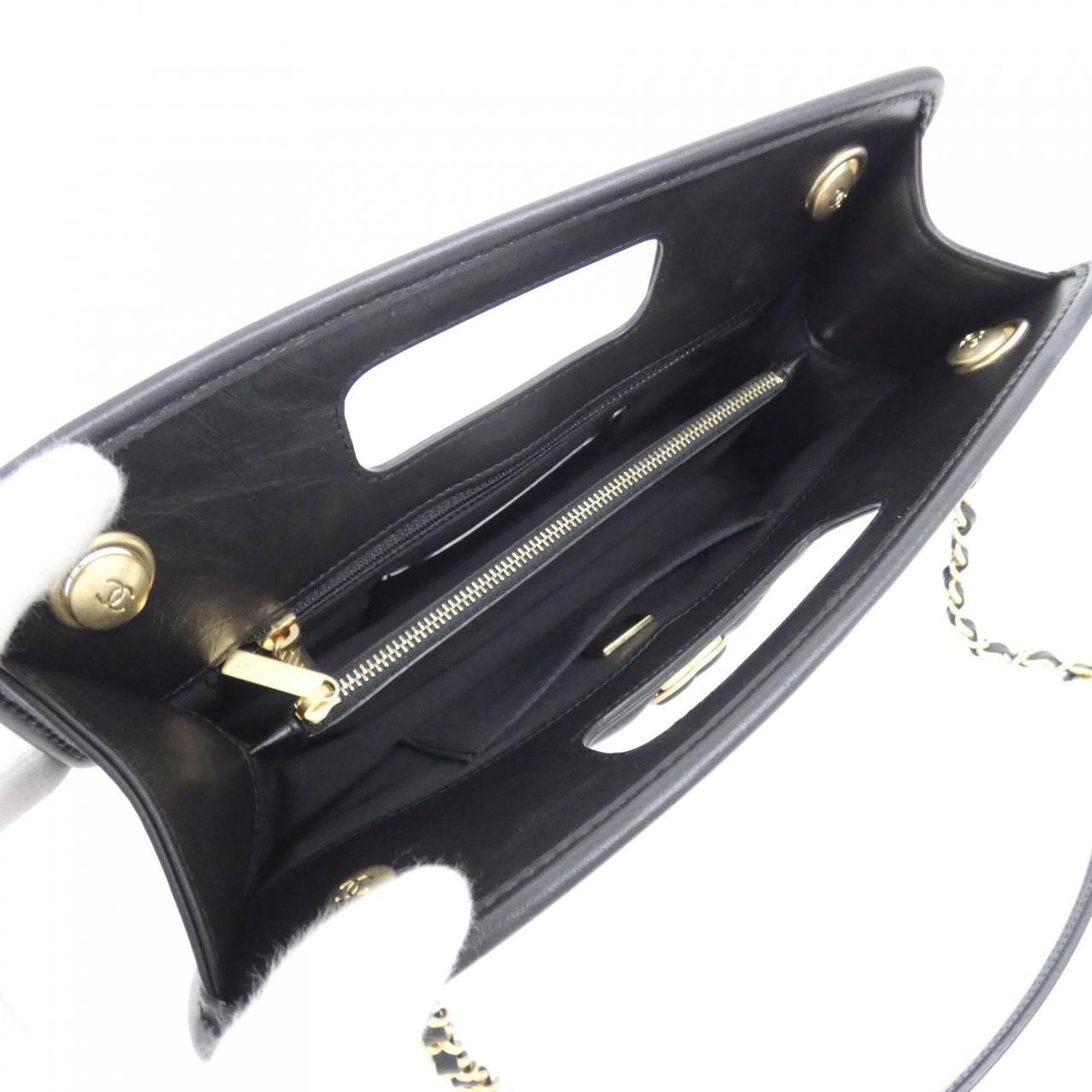Chanel Black Leather Shoulder Bag (Pre-Owned)