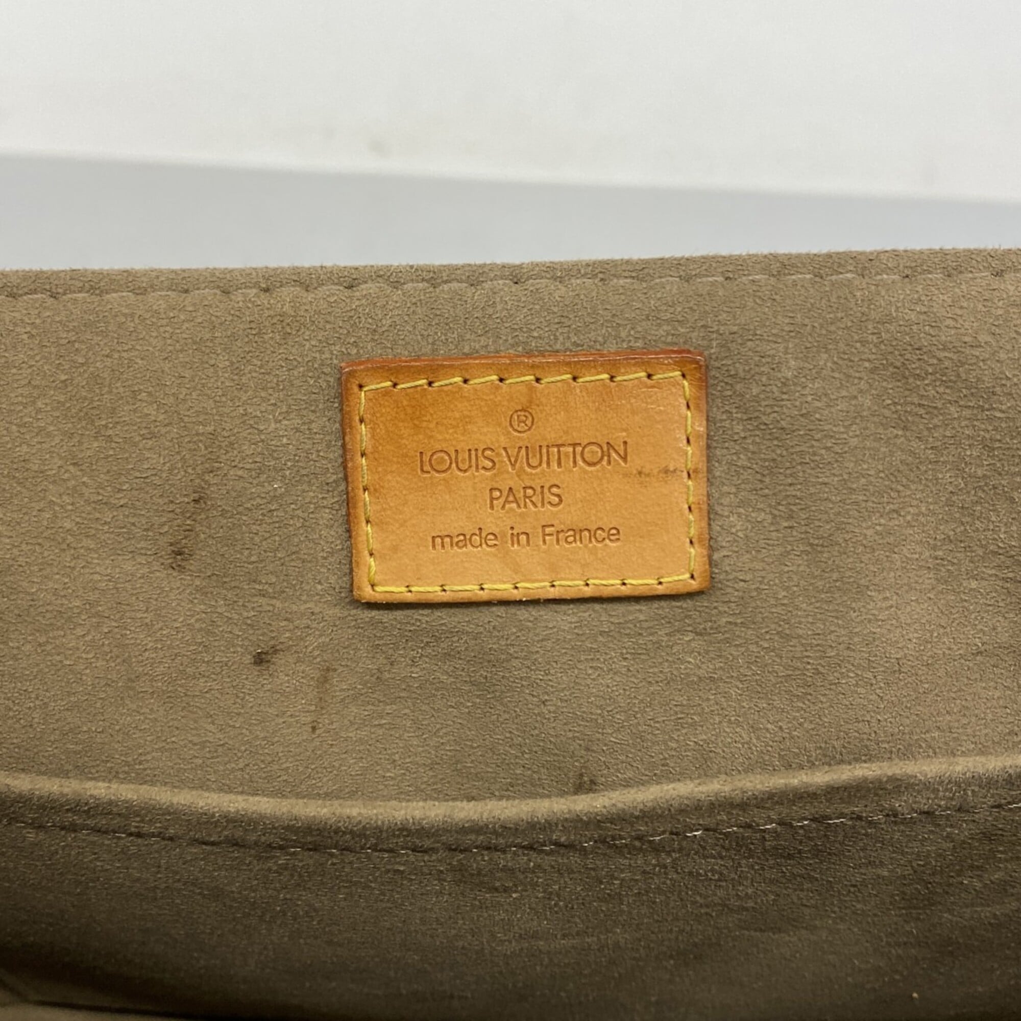 Louis Vuitton Noir Shoulder Bag (Pre-Owned)