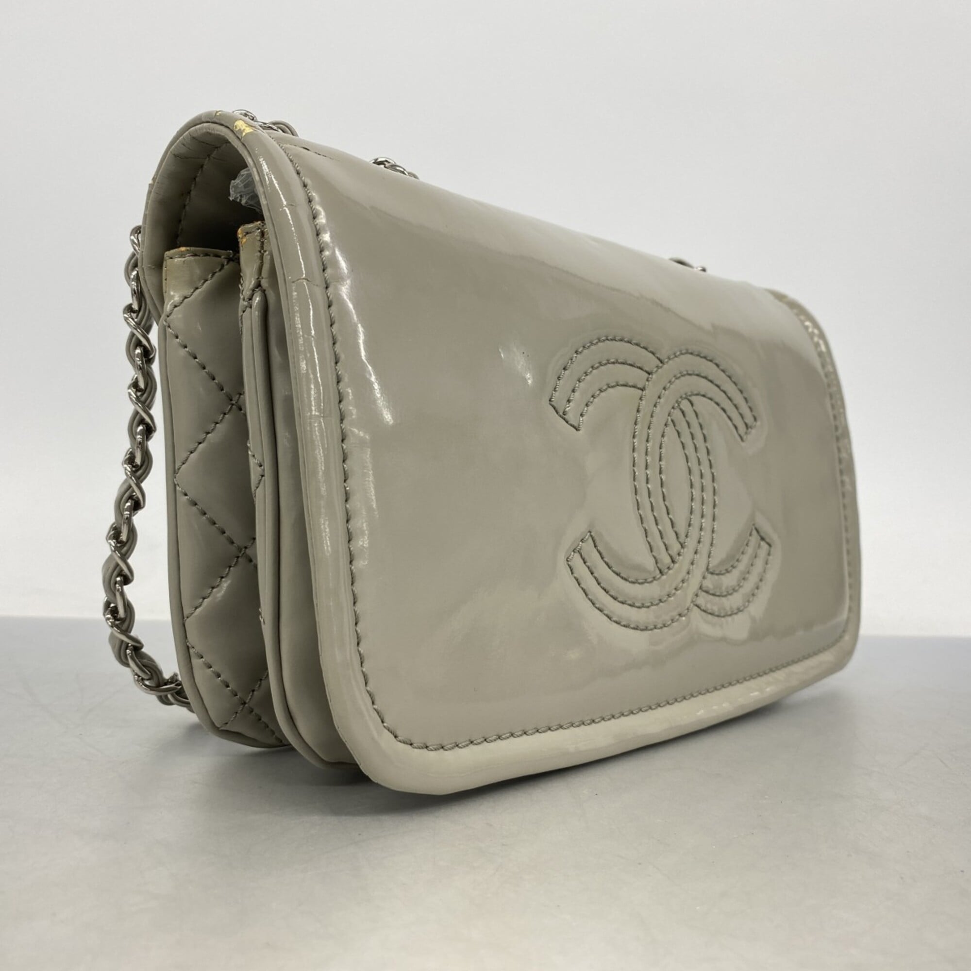 Chanel Gray Patent Leather Shoulder Bag (Pre-Owned)