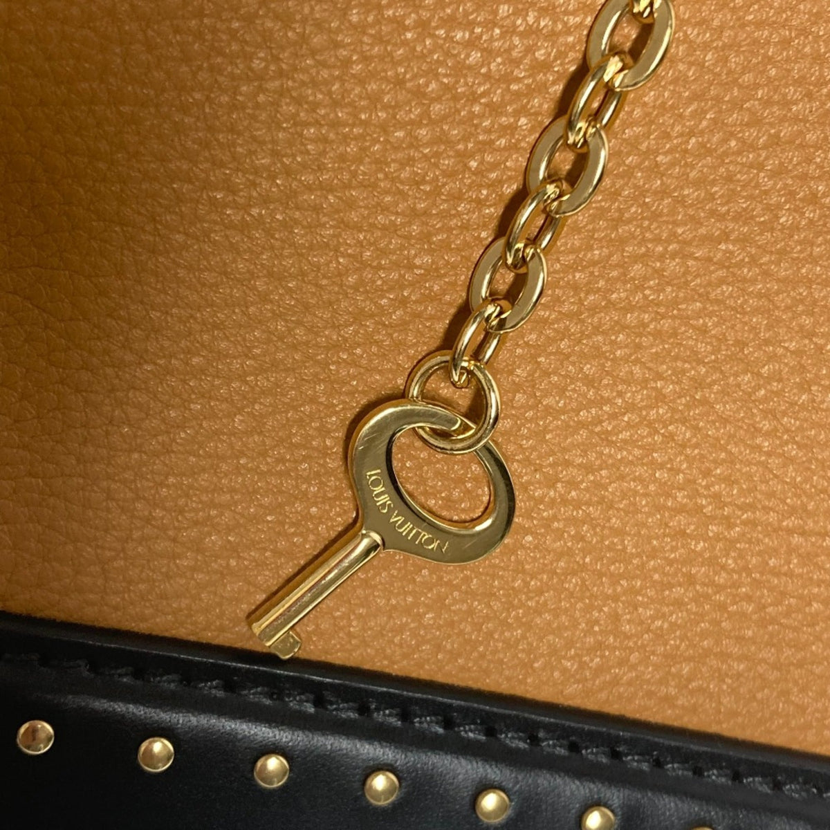 Louis Vuitton Beige Leather Handbag (Pre-Owned)