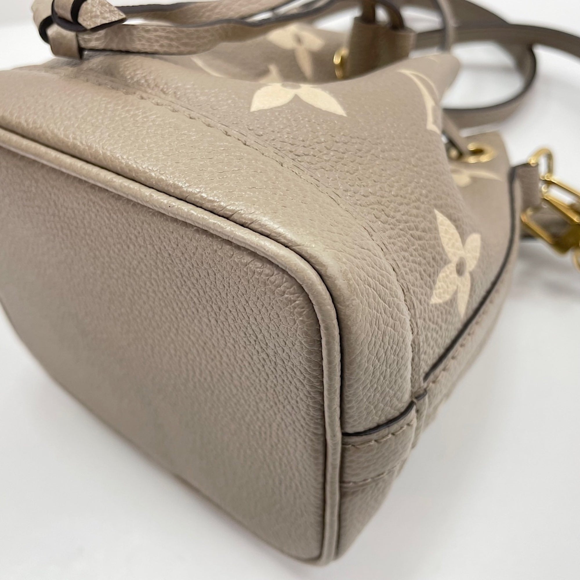 Louis Vuitton Beige Shoulder Bag (Pre-Owned)