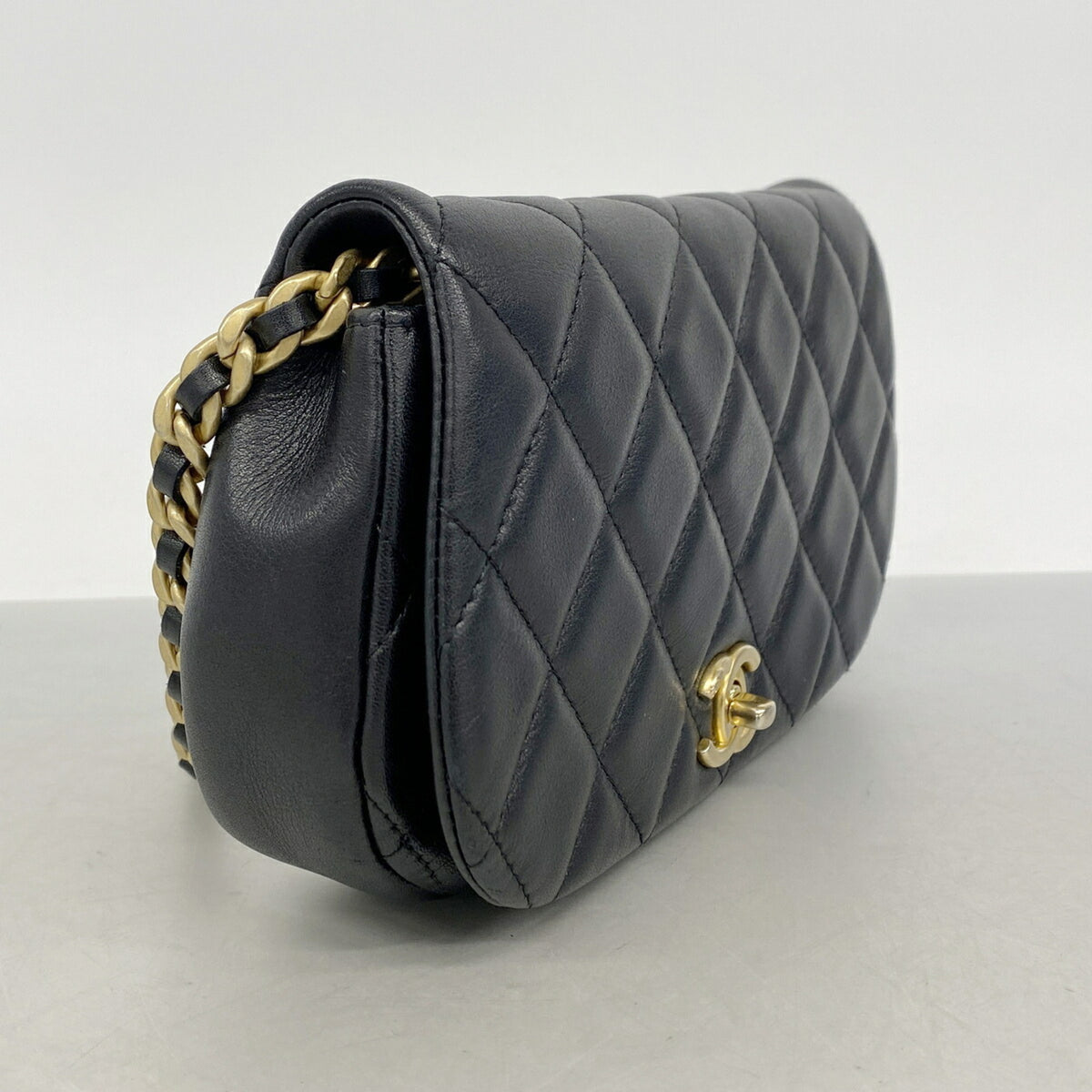 Chanel Black Leather Shoulder Bag (Pre-Owned)