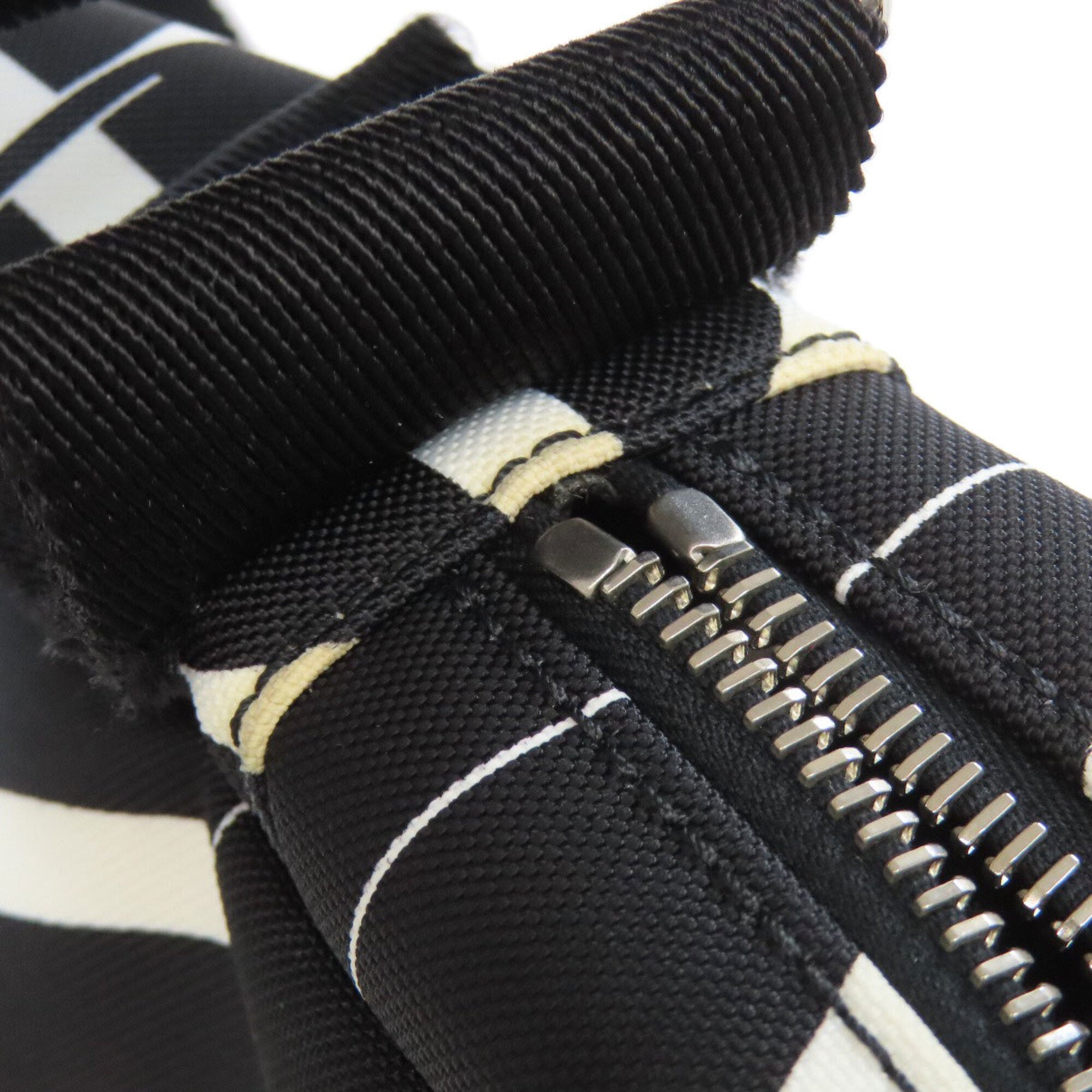 Valentino Black Canvas Shoulder Bag (Pre-Owned)