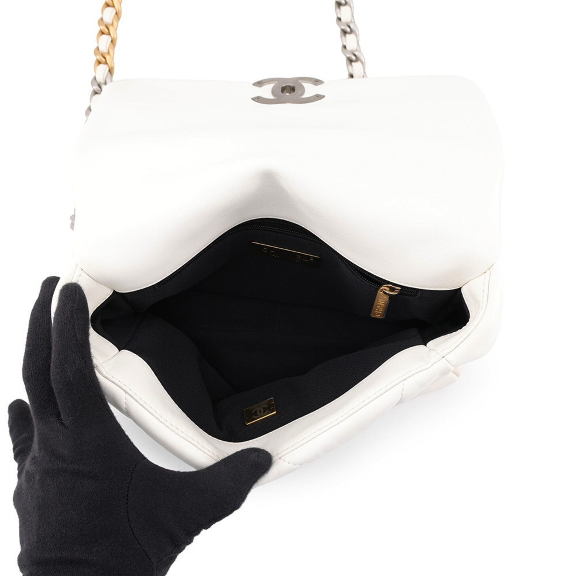 Chanel White Leather Shoulder Bag (Pre-Owned)