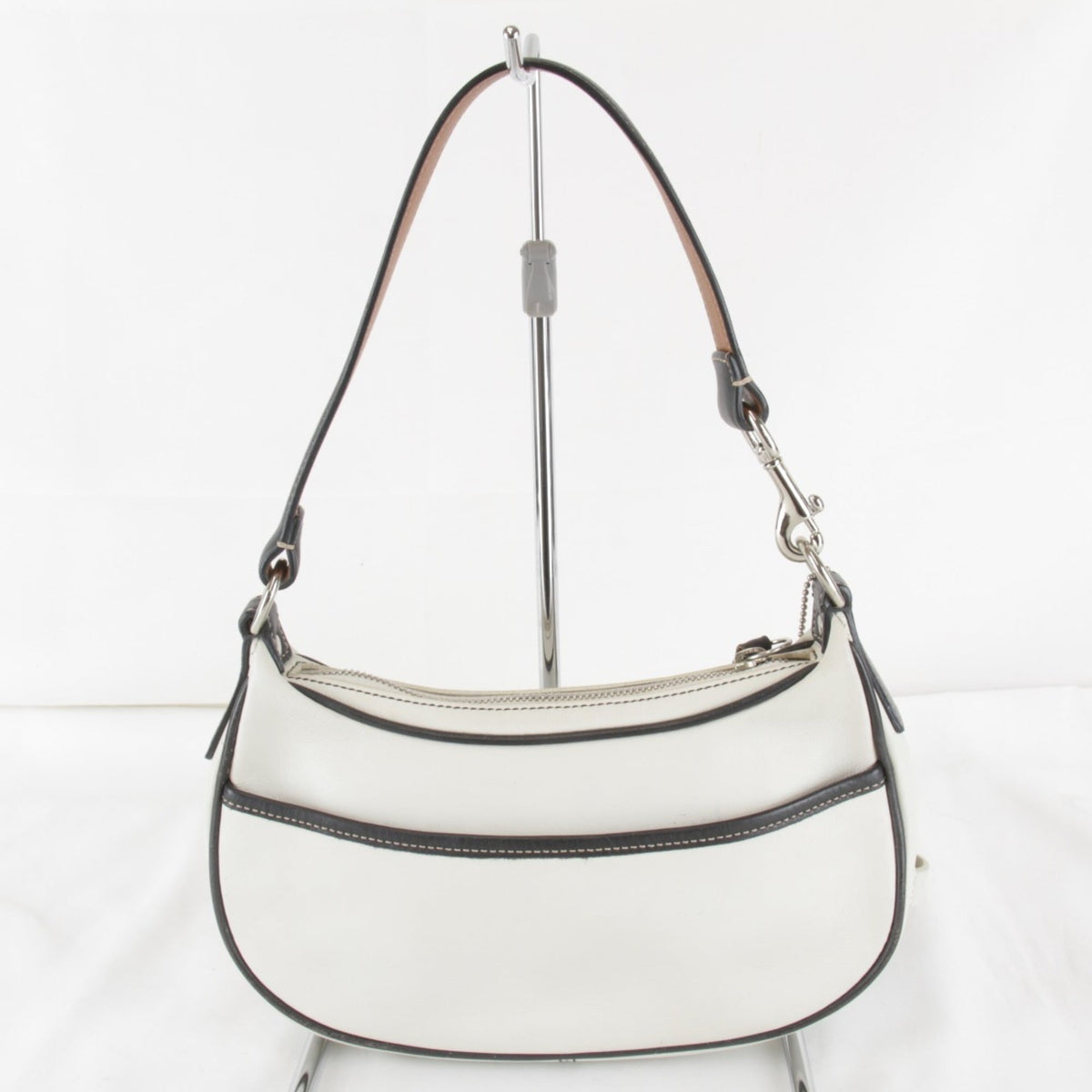 Coach White Leather Shoulder Bag (Pre-Owned)