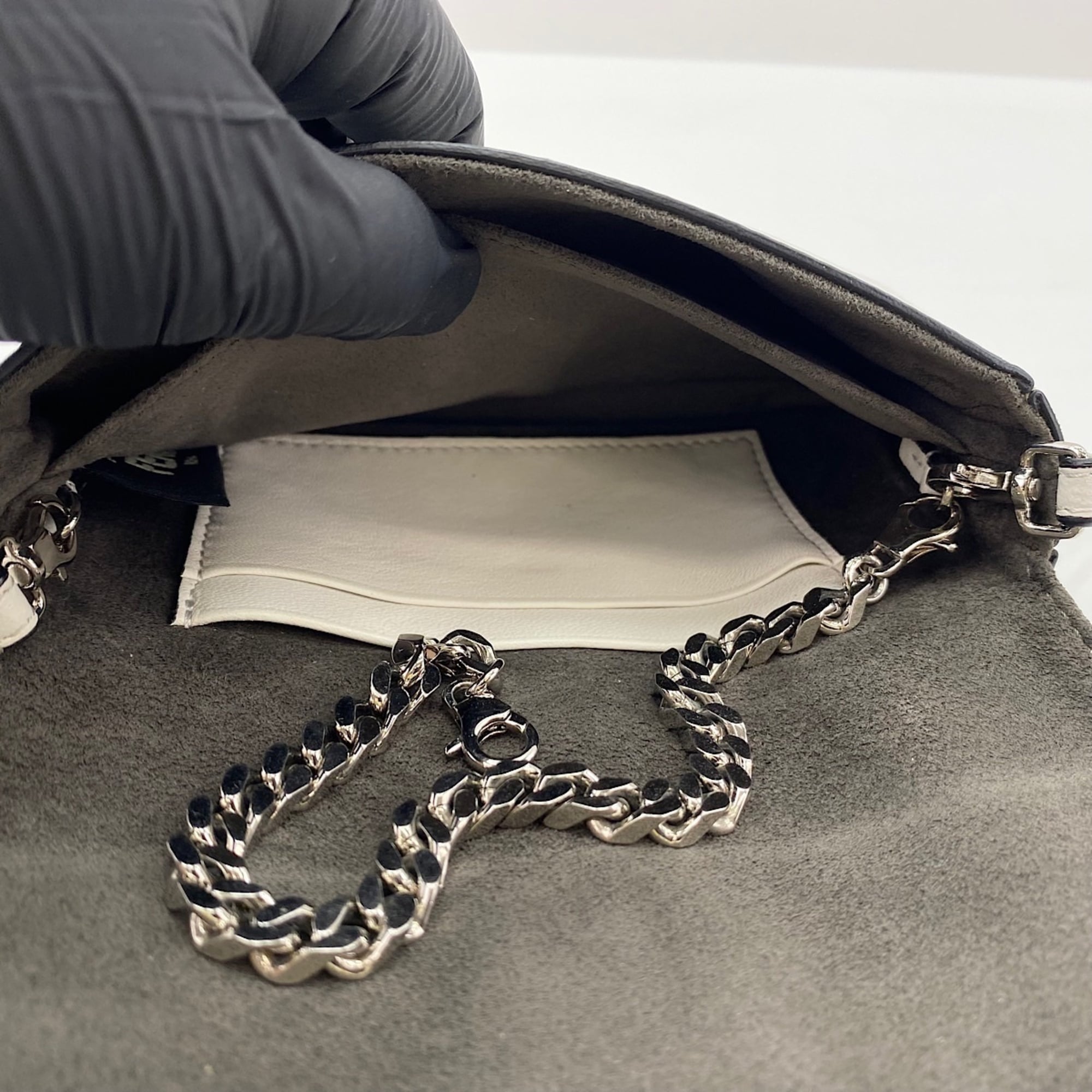Fendi White Shoulder Bag (Pre-Owned)