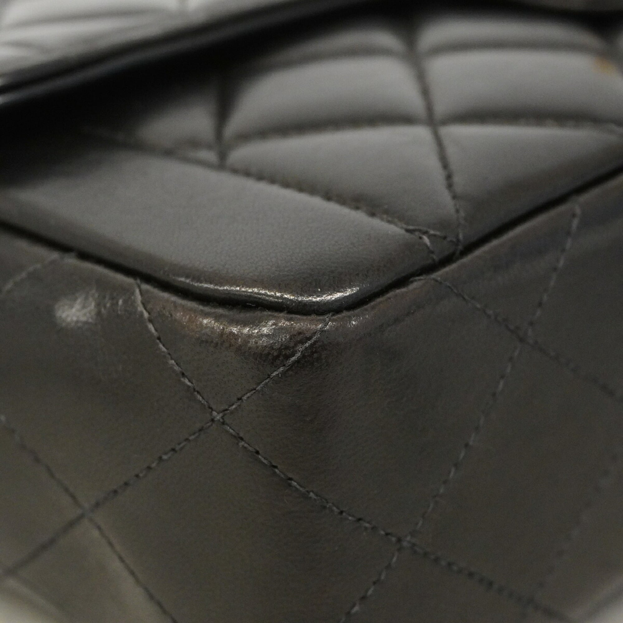 Chanel Black Leather Shoulder Bag (Pre-Owned)