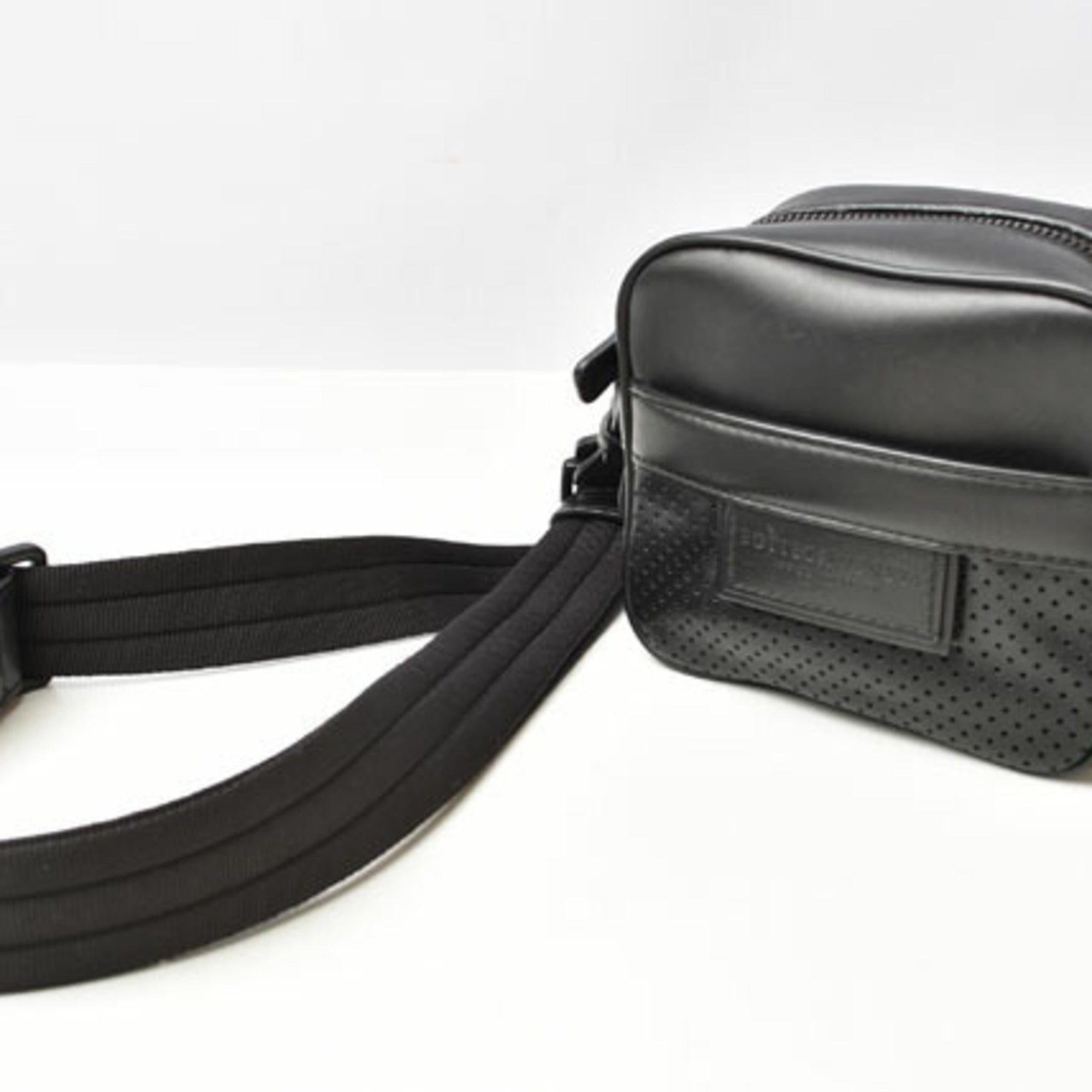 Bottega Veneta Black Leather Pouch Shoulder Bag (Pre-Owned)