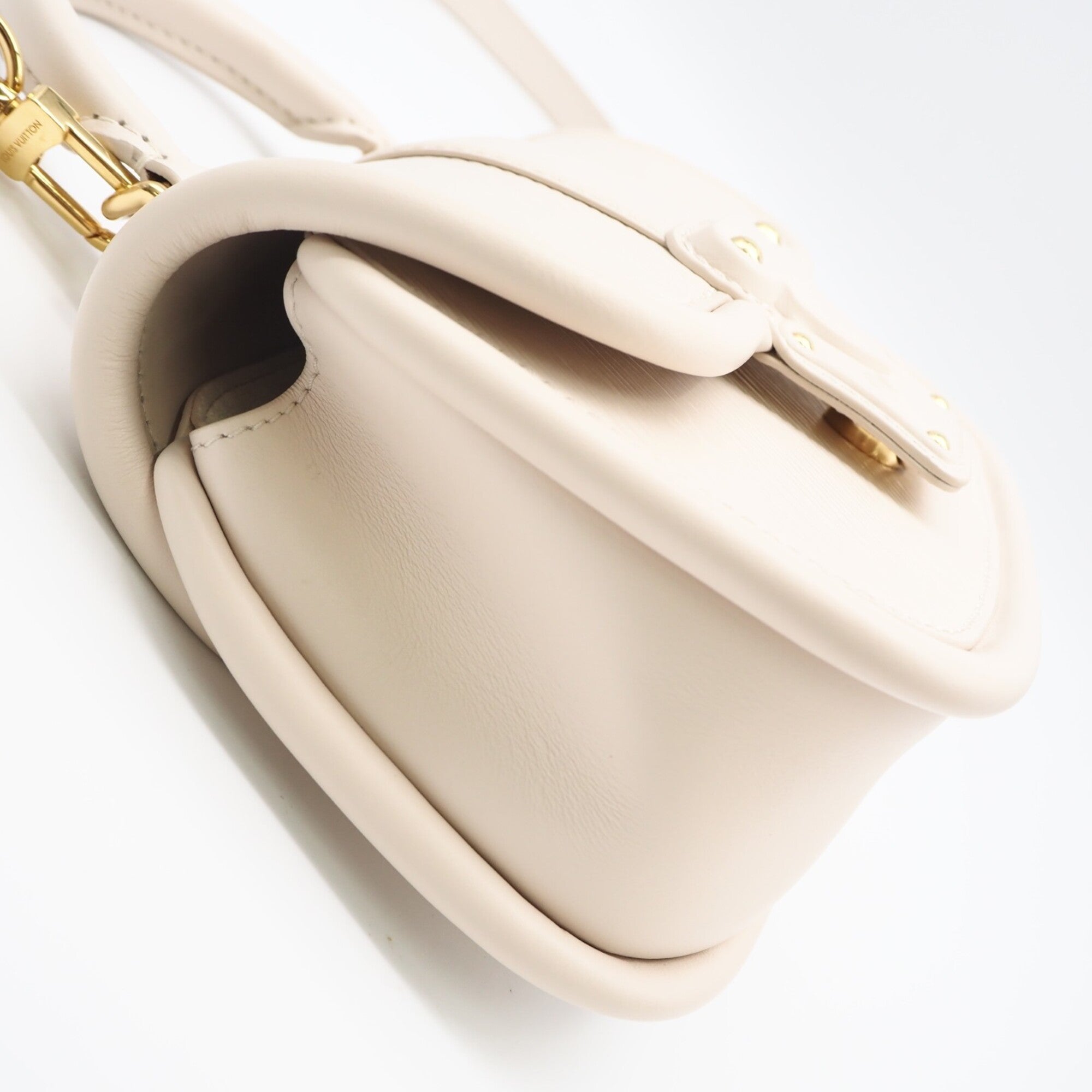 Louis Vuitton Ivory Shoulder Bag (Pre-Owned)