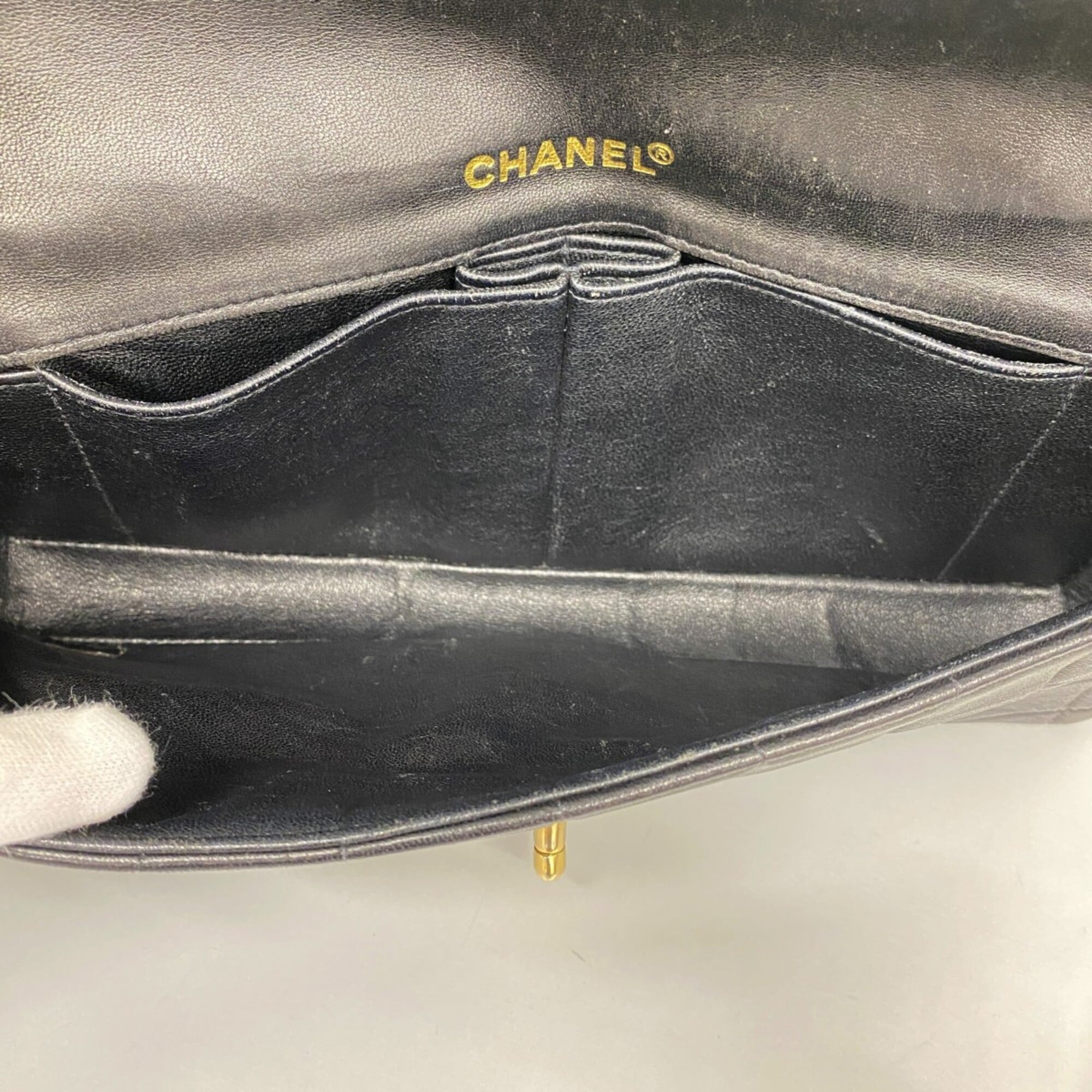 Chanel Black Leather Shoulder Bag (Pre-Owned)