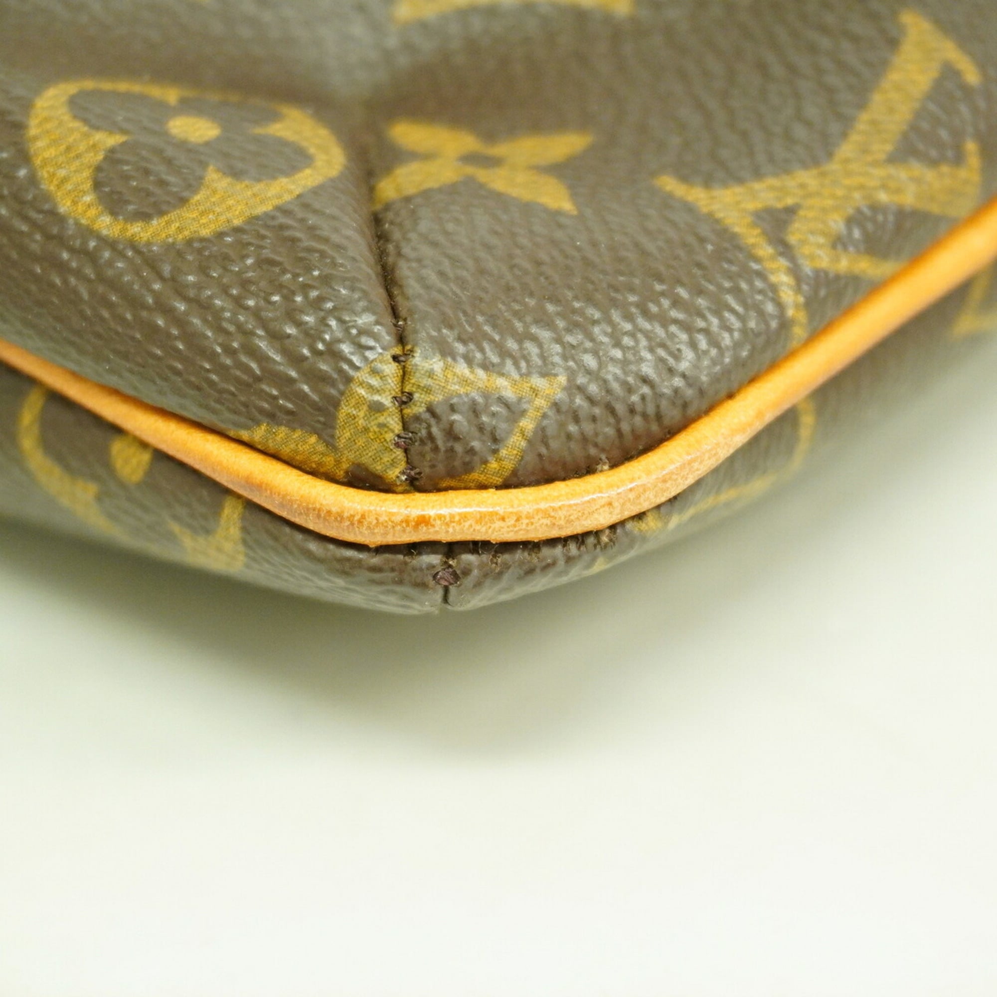 Louis Vuitton Brown Shoulder Bag (Pre-Owned)