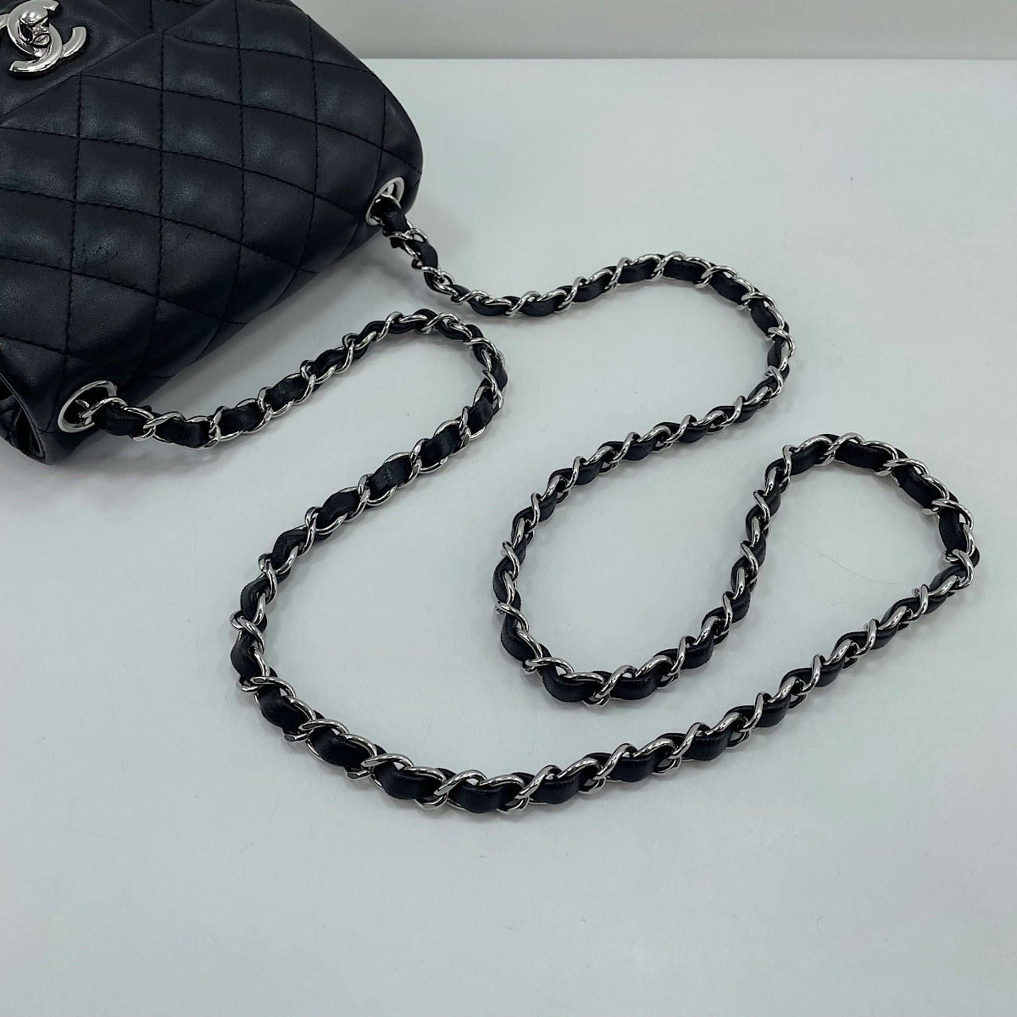 Chanel Black Shoulder Bag (Pre-Owned)