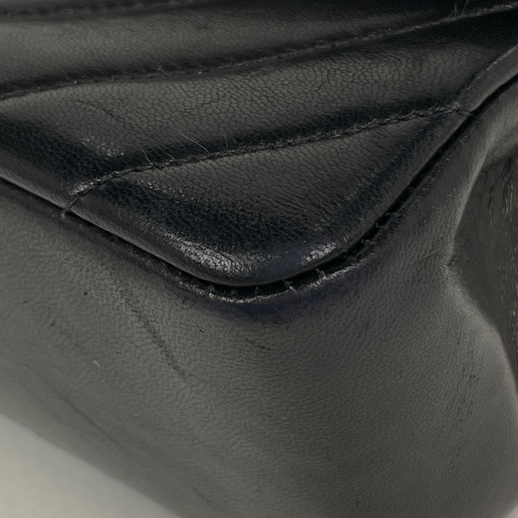 Chanel Black Leather Shoulder Bag (Pre-Owned)