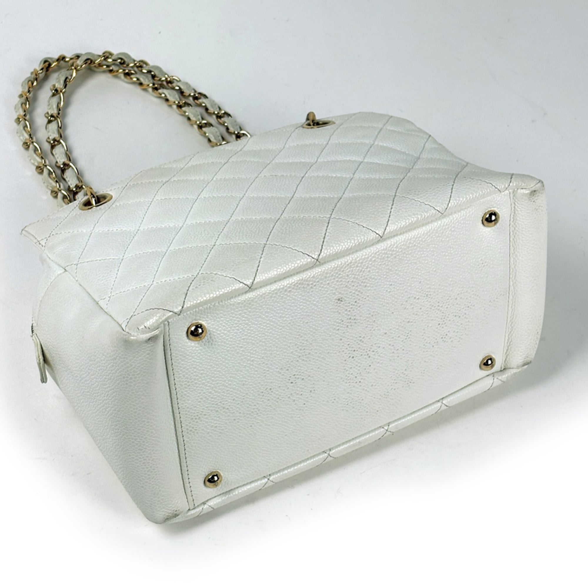 Chanel Matelasse White Grained Calfskin Shoulder Bag Tote Bag (Pre-Owned)