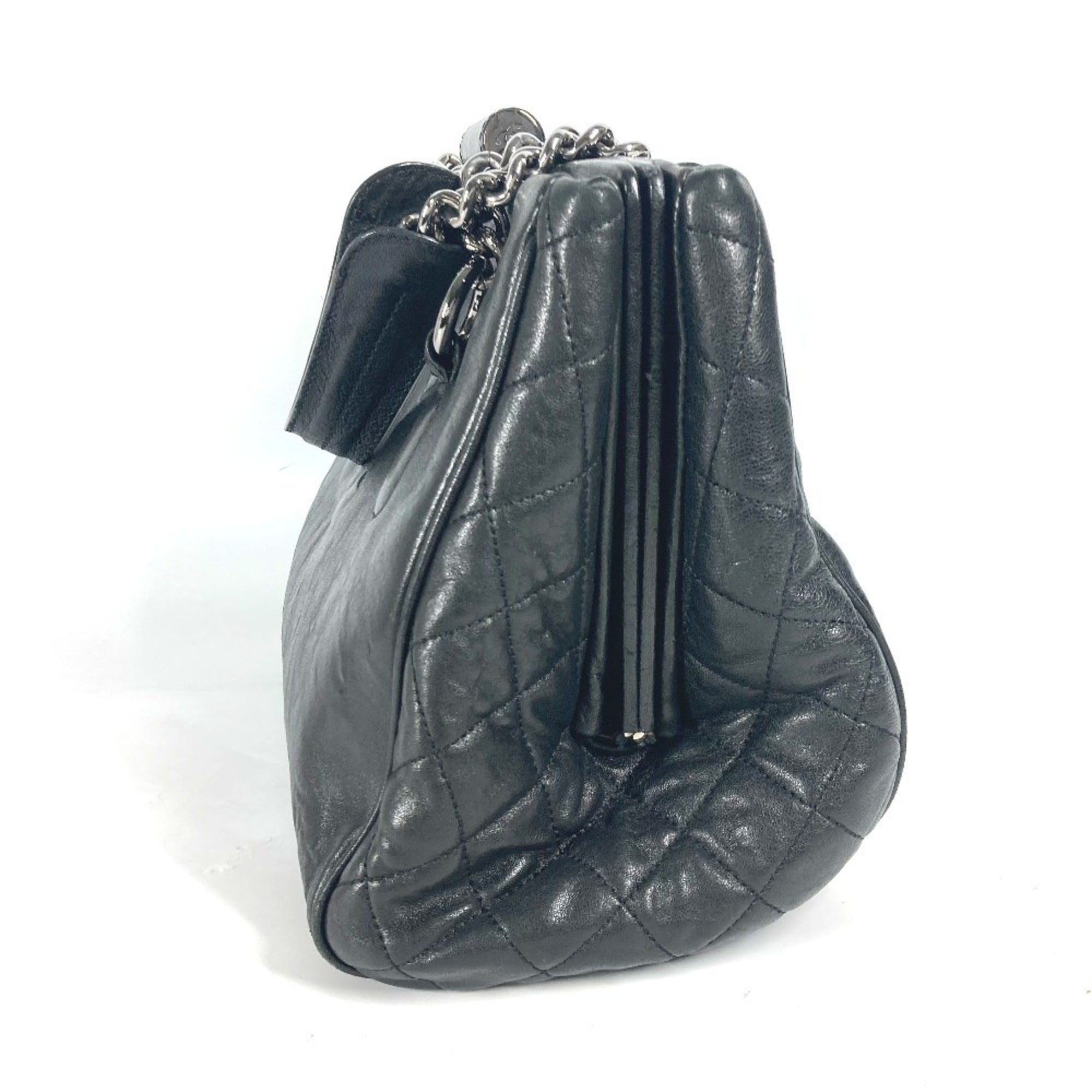 Chanel Black Leather Shoulder Bag (Pre-Owned)