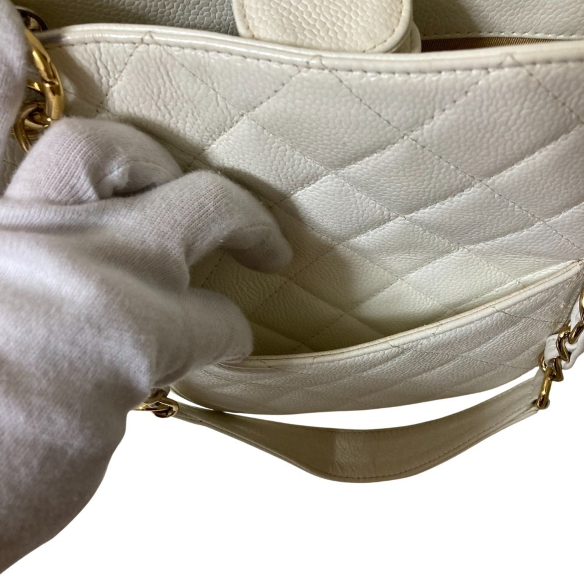 Chanel White Grained Calfskin Shoulder Bag (Pre-Owned)