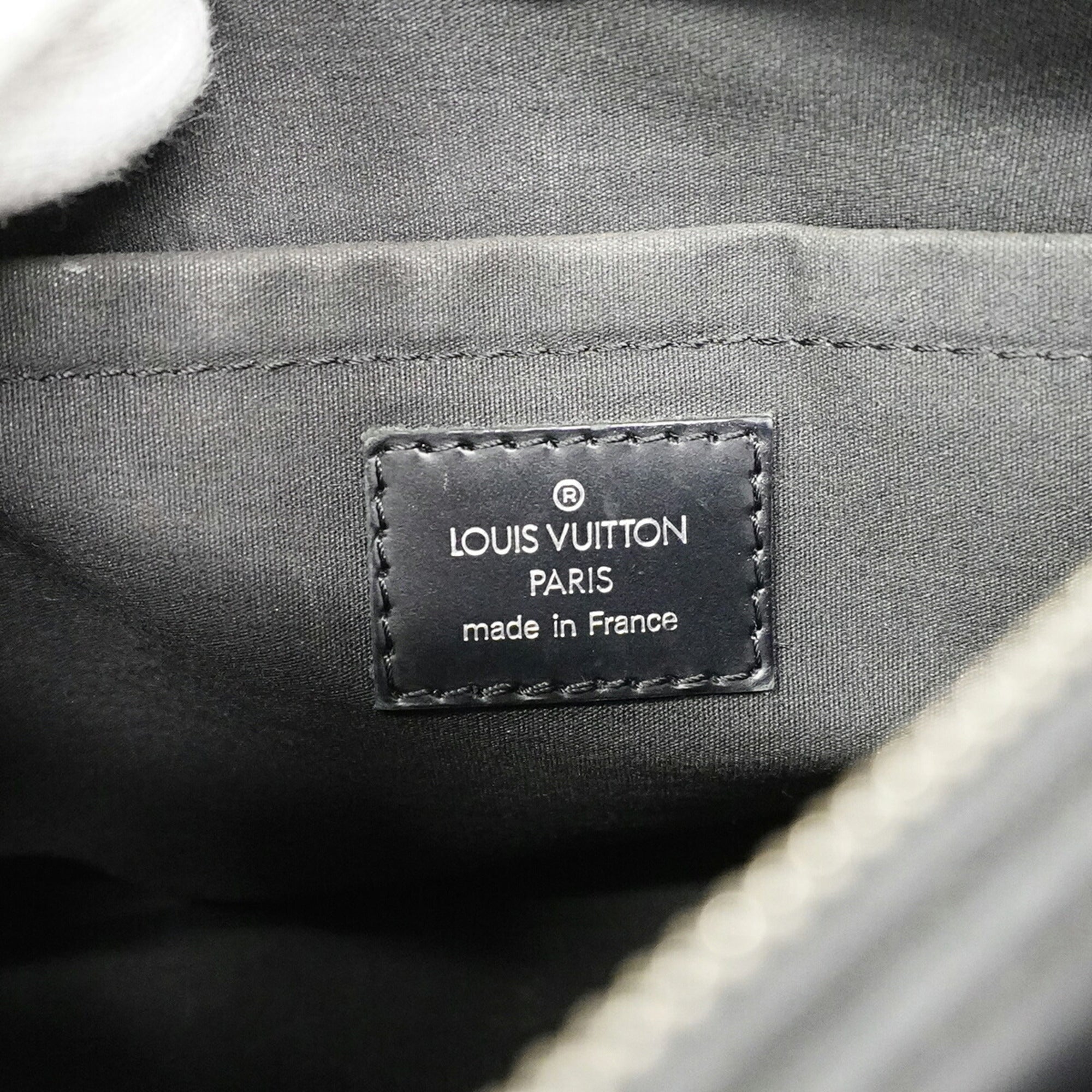 Louis Vuitton Noir Shoulder Bag (Pre-Owned)
