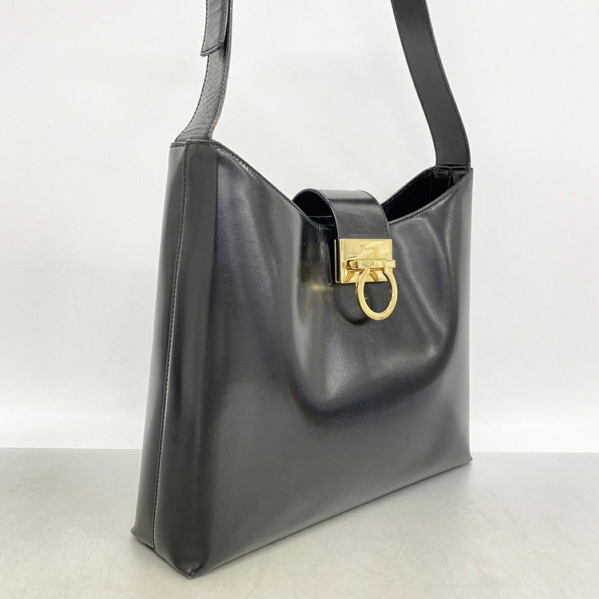Salvatore Ferragamo Black Leather Shoulder Bag (Pre-Owned)