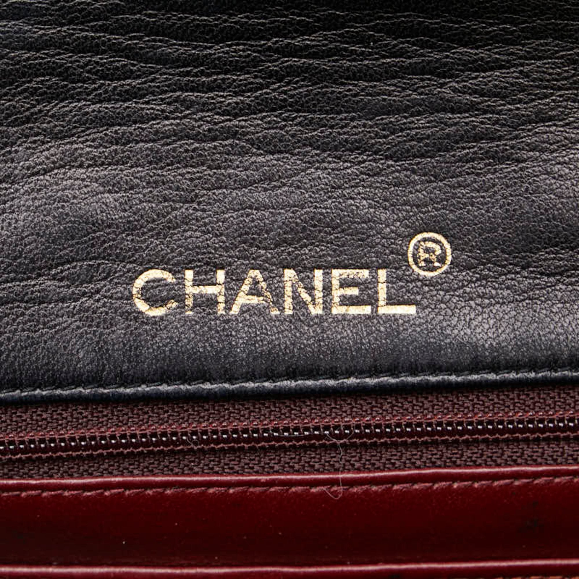 Chanel Matelasse Black Leather Shoulder Bag (Pre-Owned)