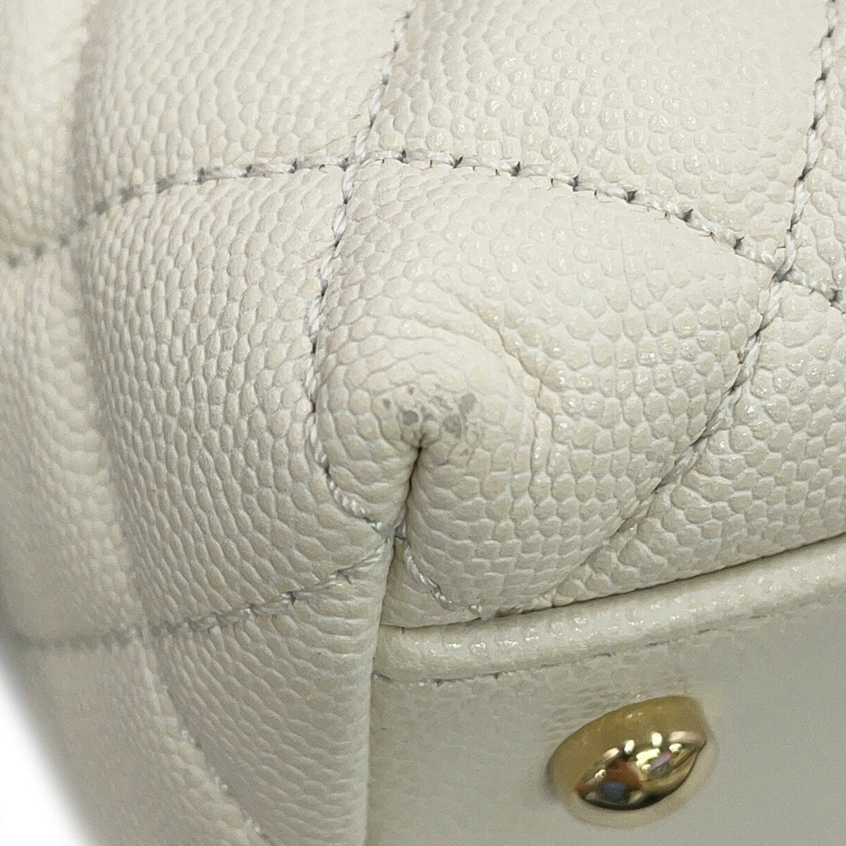Chanel Matelasse White Grained Calfskin Handbag (Pre-Owned)