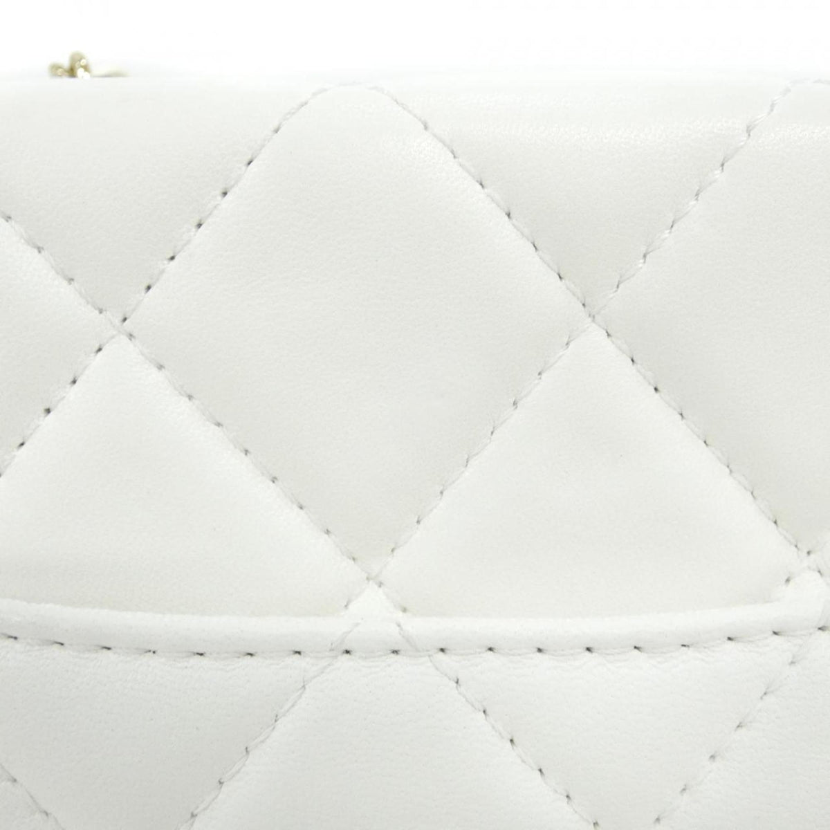 Chanel White Leather Shoulder Bag (Pre-Owned)