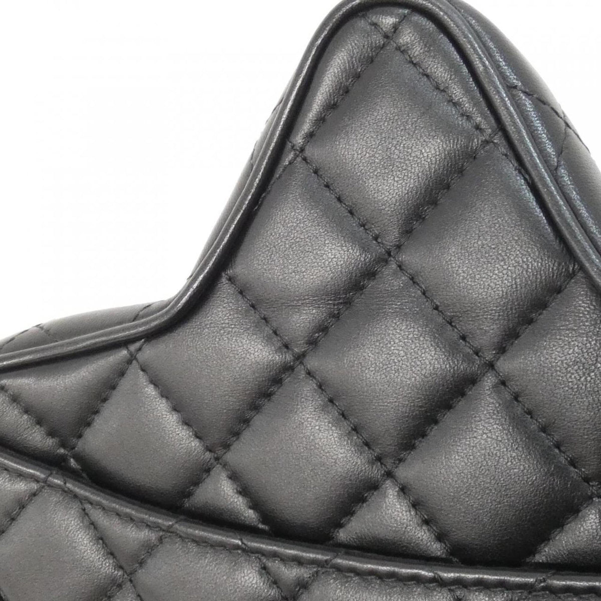 Chanel Black Leather Shoulder Bag (Pre-Owned)