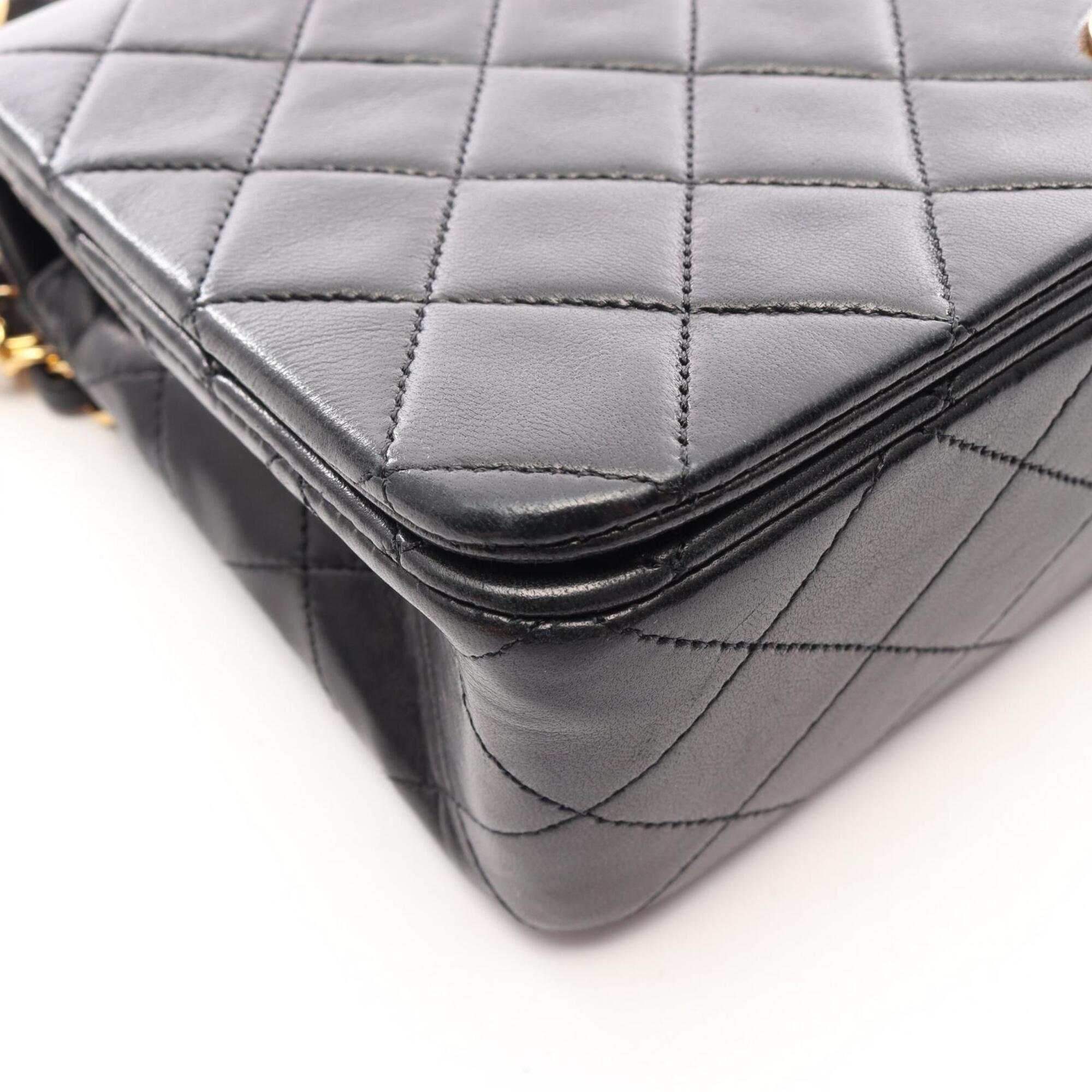 Chanel Black Leather Shoulder Bag (Pre-Owned)