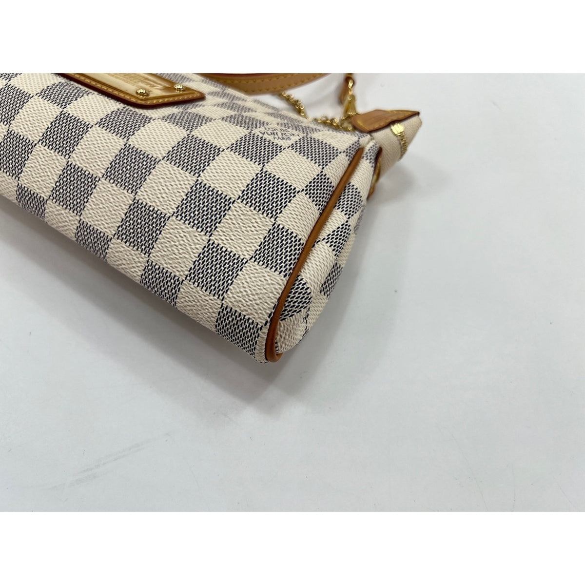 Louis Vuitton White Shoulder Bag (Pre-Owned)