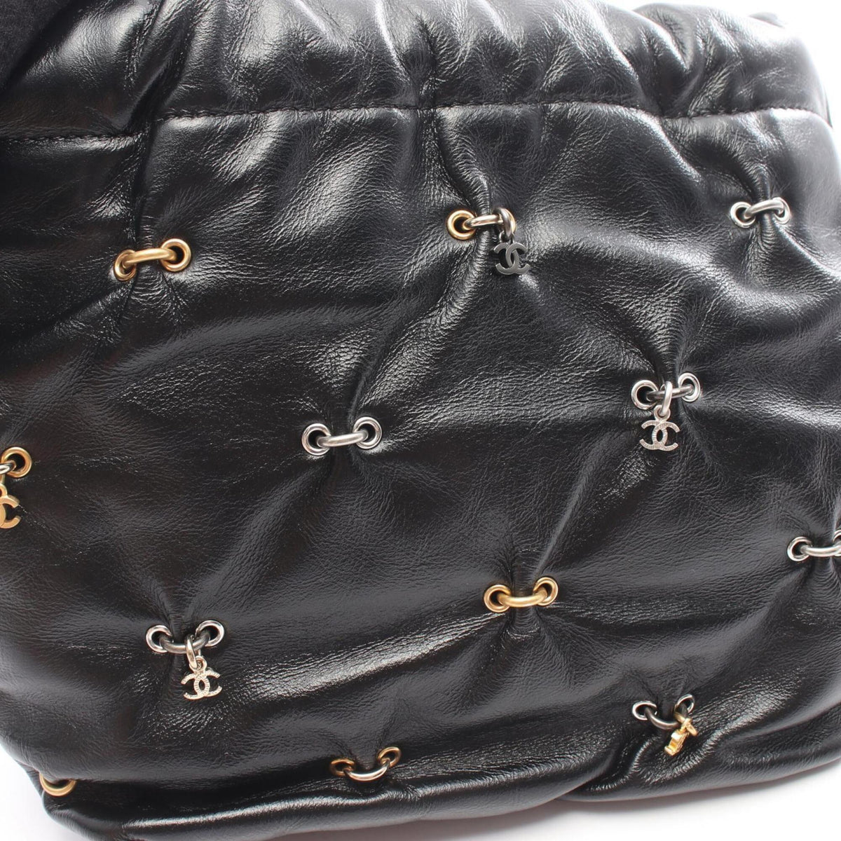 Chanel Black Leather Shoulder Bag (Pre-Owned)