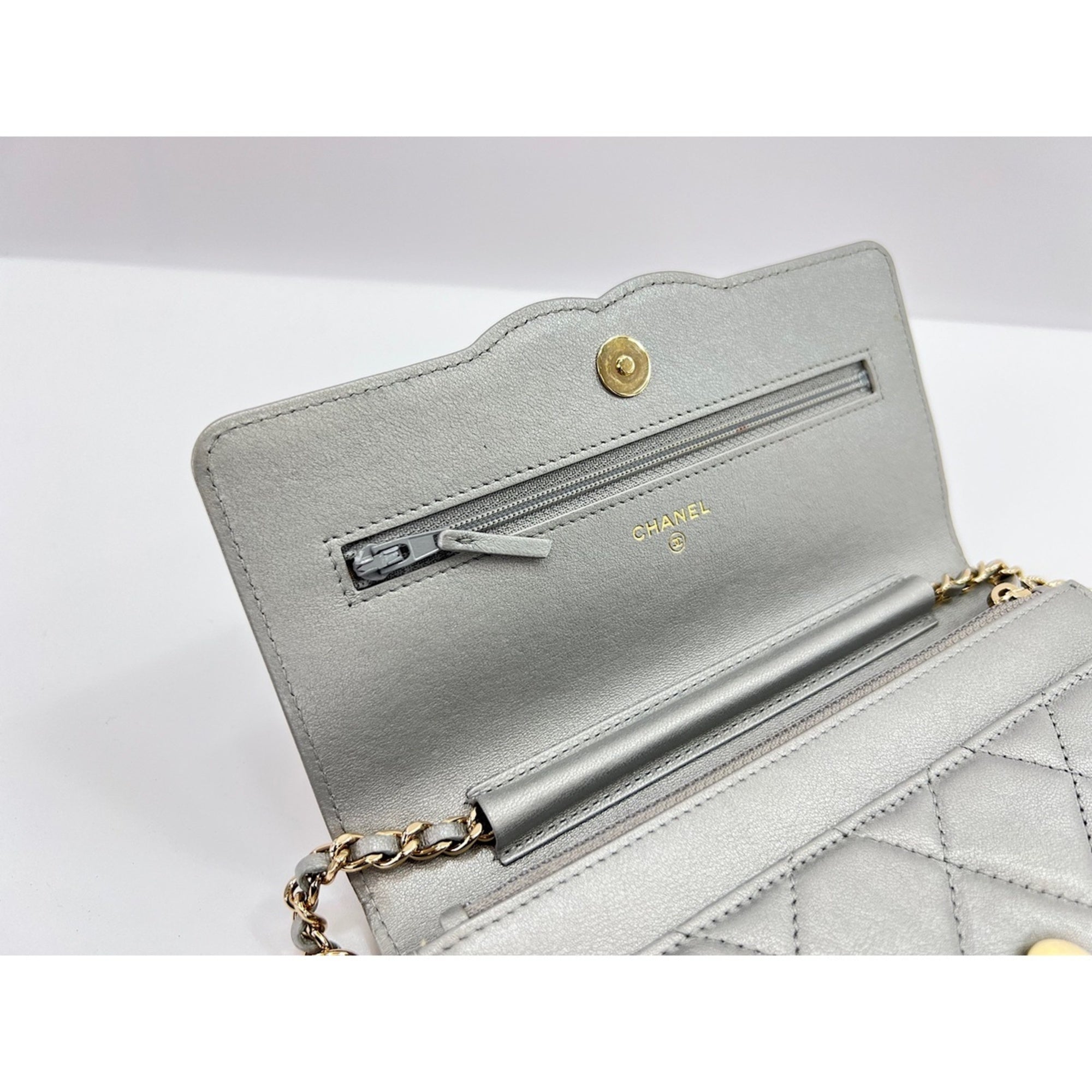 Chanel Silver Leather Shoulder Bag (Pre-Owned)