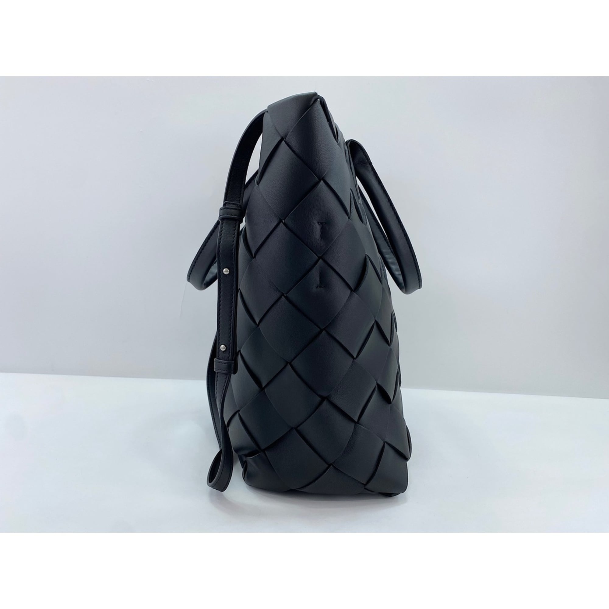 Bottega Veneta Black Shoulder Bag (Pre-Owned)