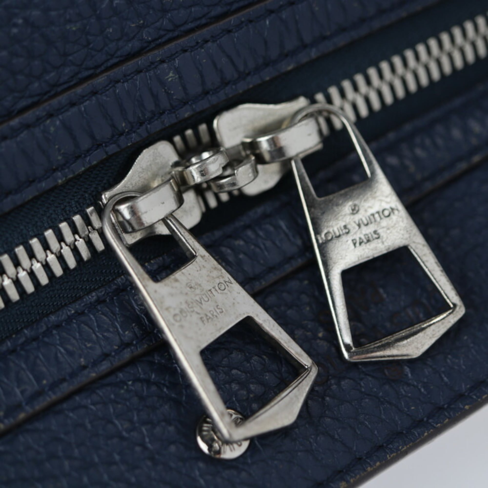 Louis Vuitton Navy Leather Messenger Bag Shoulder Bag (Pre-Owned)