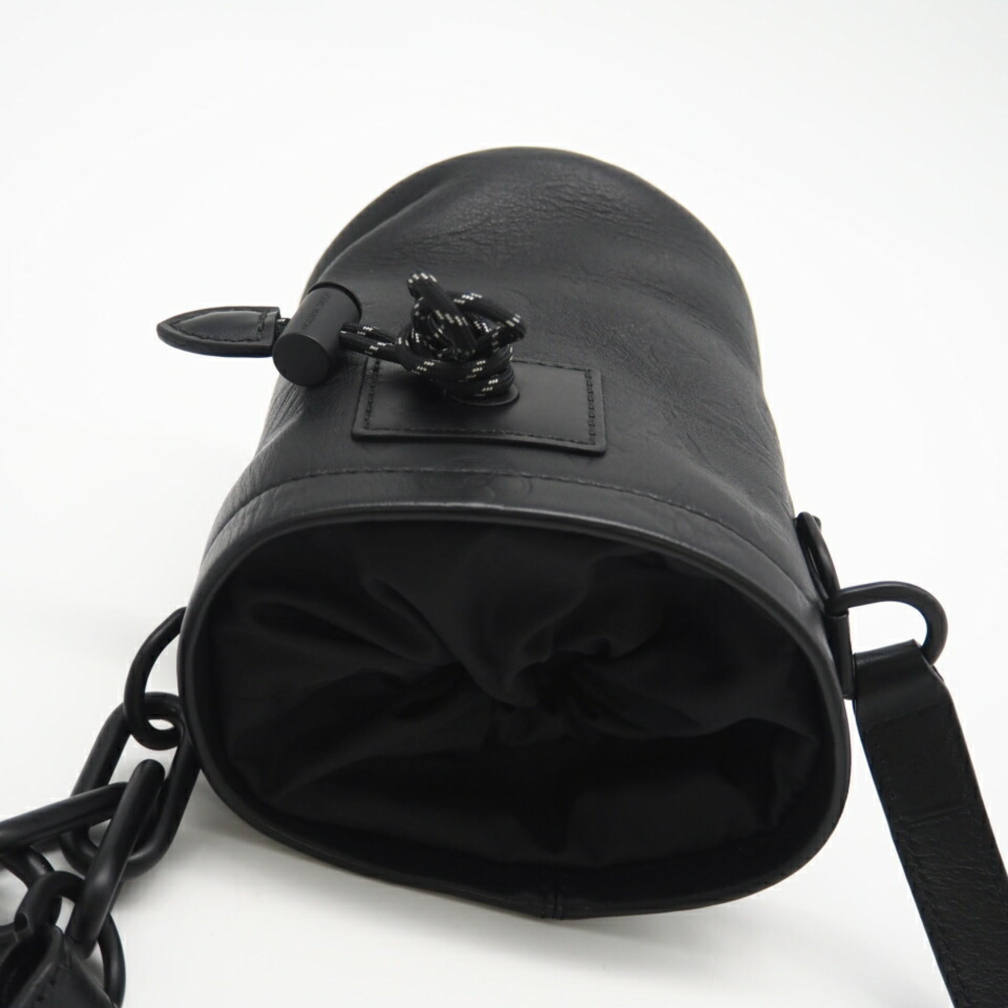 Louis Vuitton Black Leather Shoulder Bag (Pre-Owned)