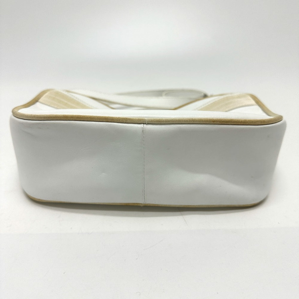 Salvatore Ferragamo White Leather Shoulder Bag (Pre-Owned)