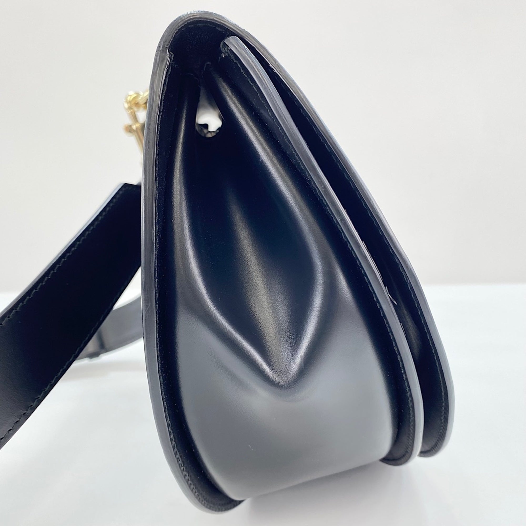 Salvatore Ferragamo Black Shoulder Bag (Pre-Owned)