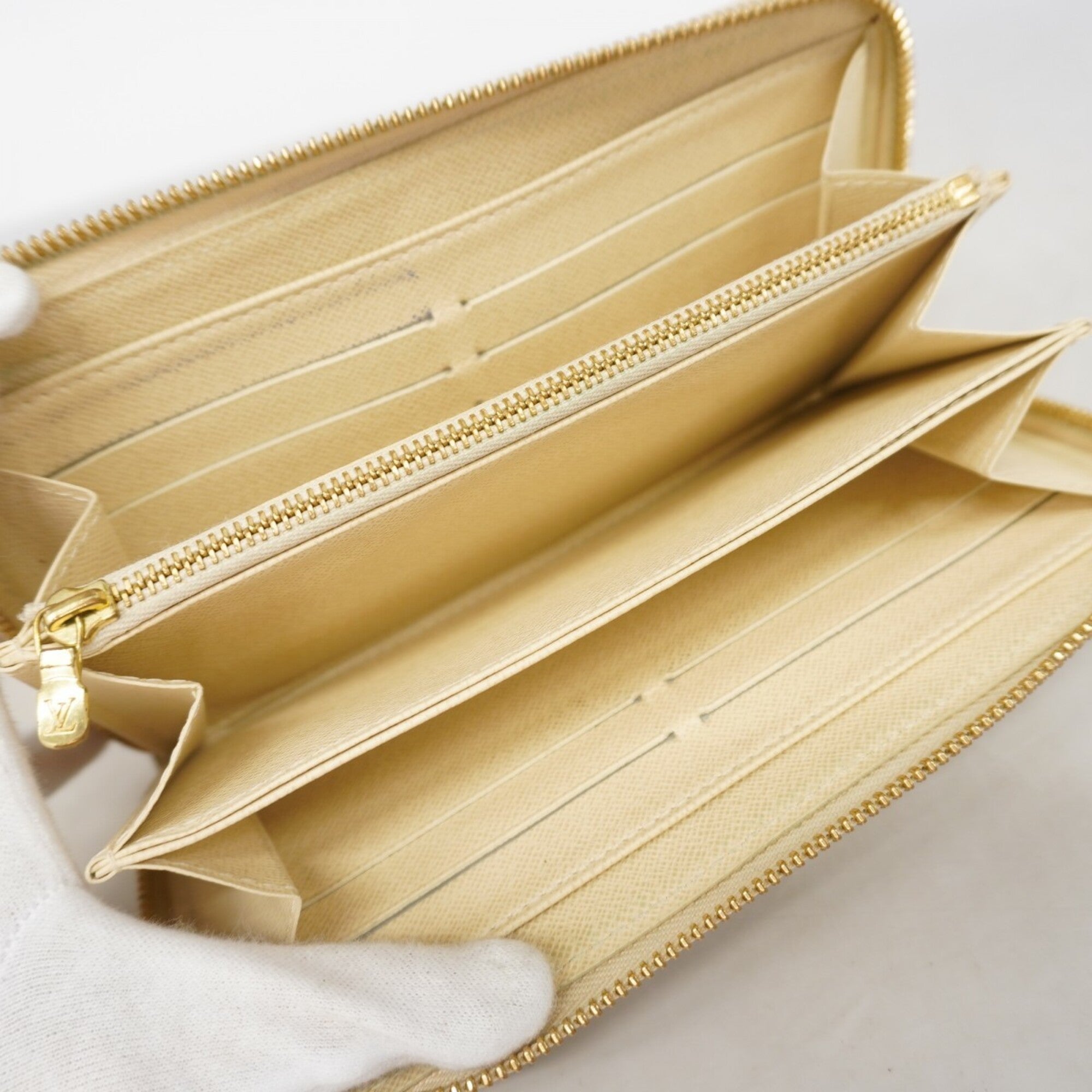 Louis Vuitton White Long Wallet (Bi-Fold) (Pre-Owned)