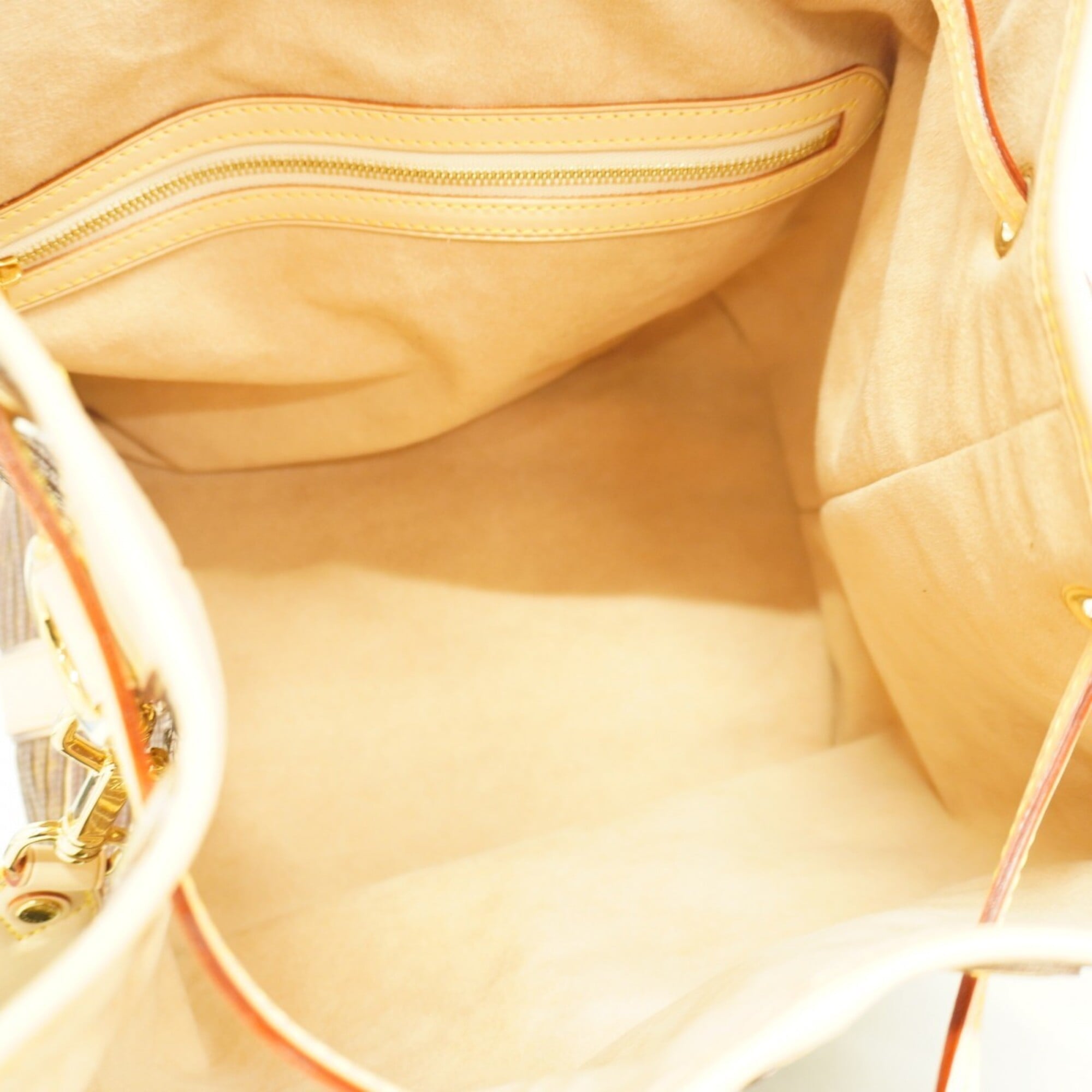 Louis Vuitton Peche Handbag (Pre-Owned)