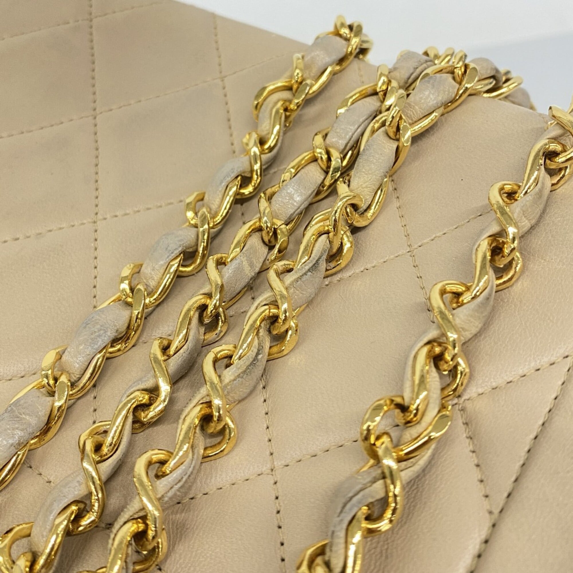 Chanel Beige Leather Shoulder Bag (Pre-Owned)