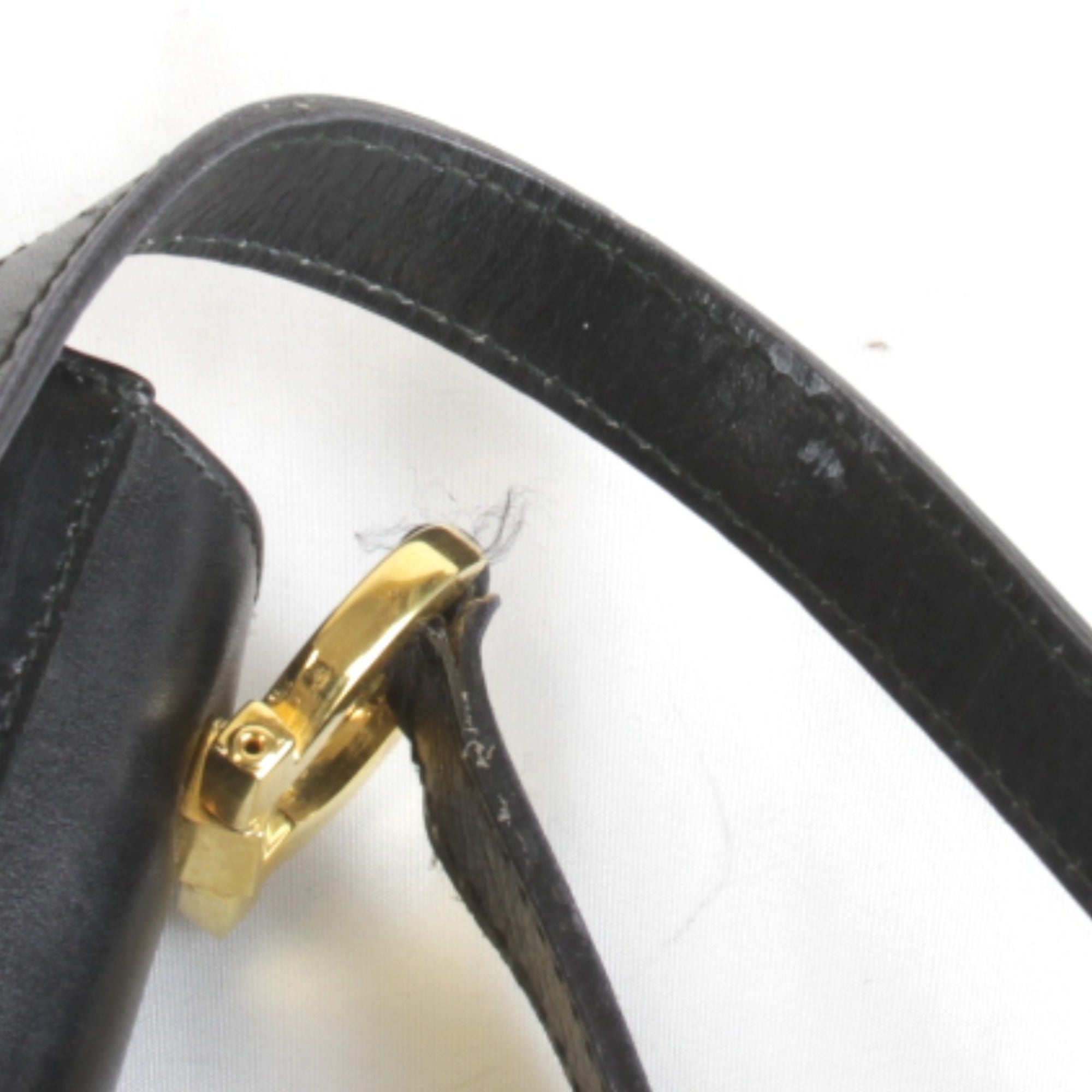 Salvatore Ferragamo Black Leather Shoulder Bag (Pre-Owned)