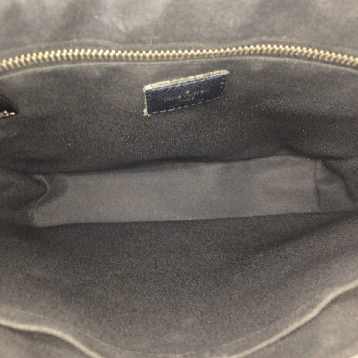 Louis Vuitton Navy Taiga Leather Messenger Bag Shoulder Bag (Pre-Owned)
