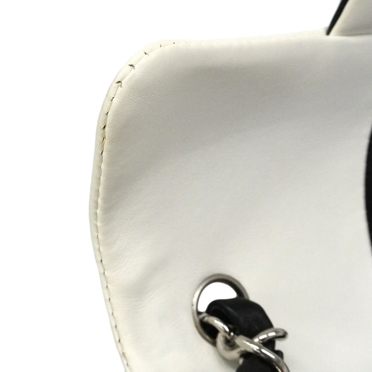 Chanel Black White Leather Shoulder Bag (Pre-Owned)
