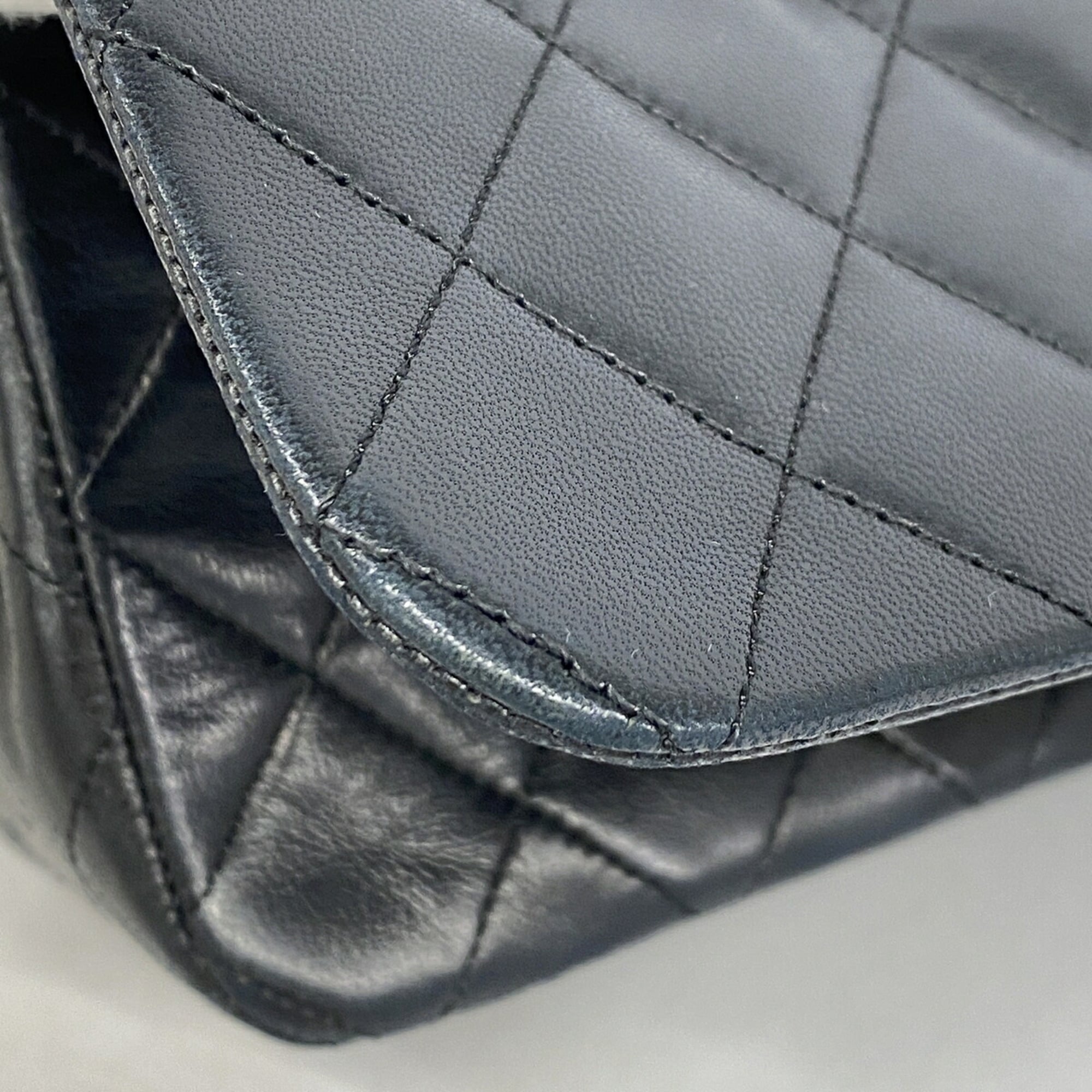 Chanel Black Leather Shoulder Bag (Pre-Owned)