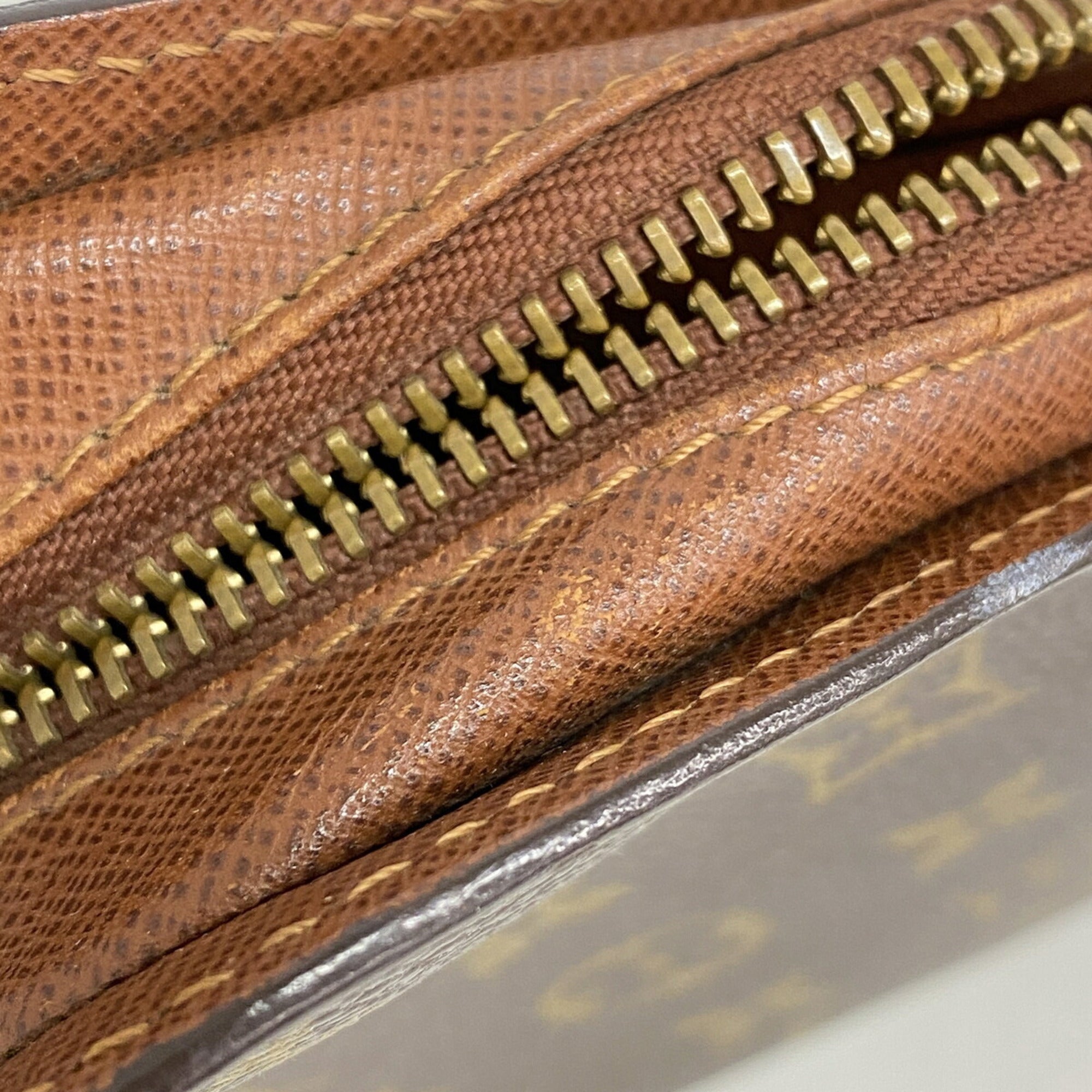 Louis Vuitton Brown Clutch Bag (Pre-Owned)