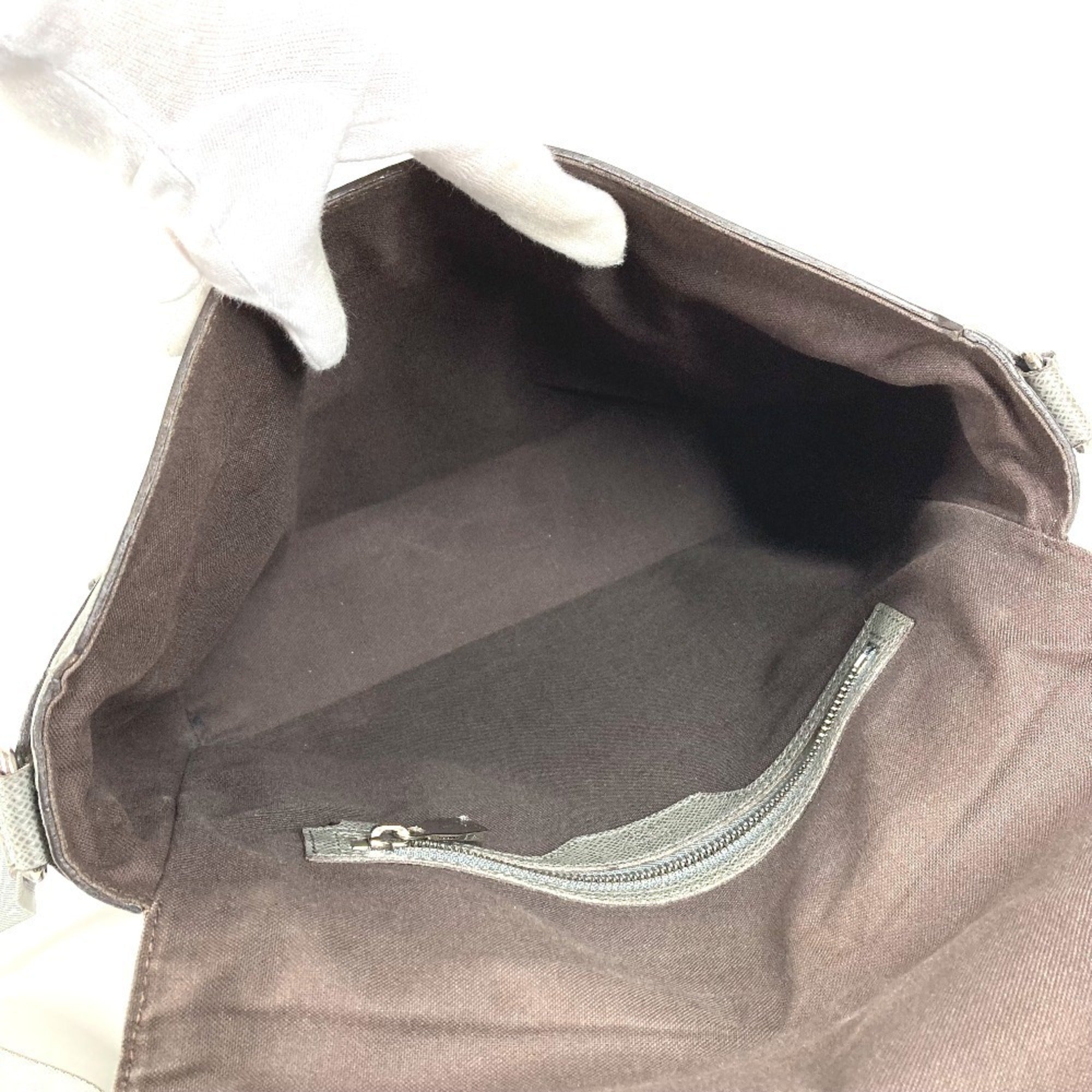 Louis Vuitton Gray Taiga Leather Messenger Bag Shoulder Bag (Pre-Owned)