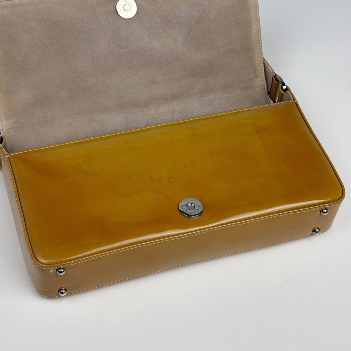 Chanel Brown Patent Leather Shoulder Bag (Pre-Owned)