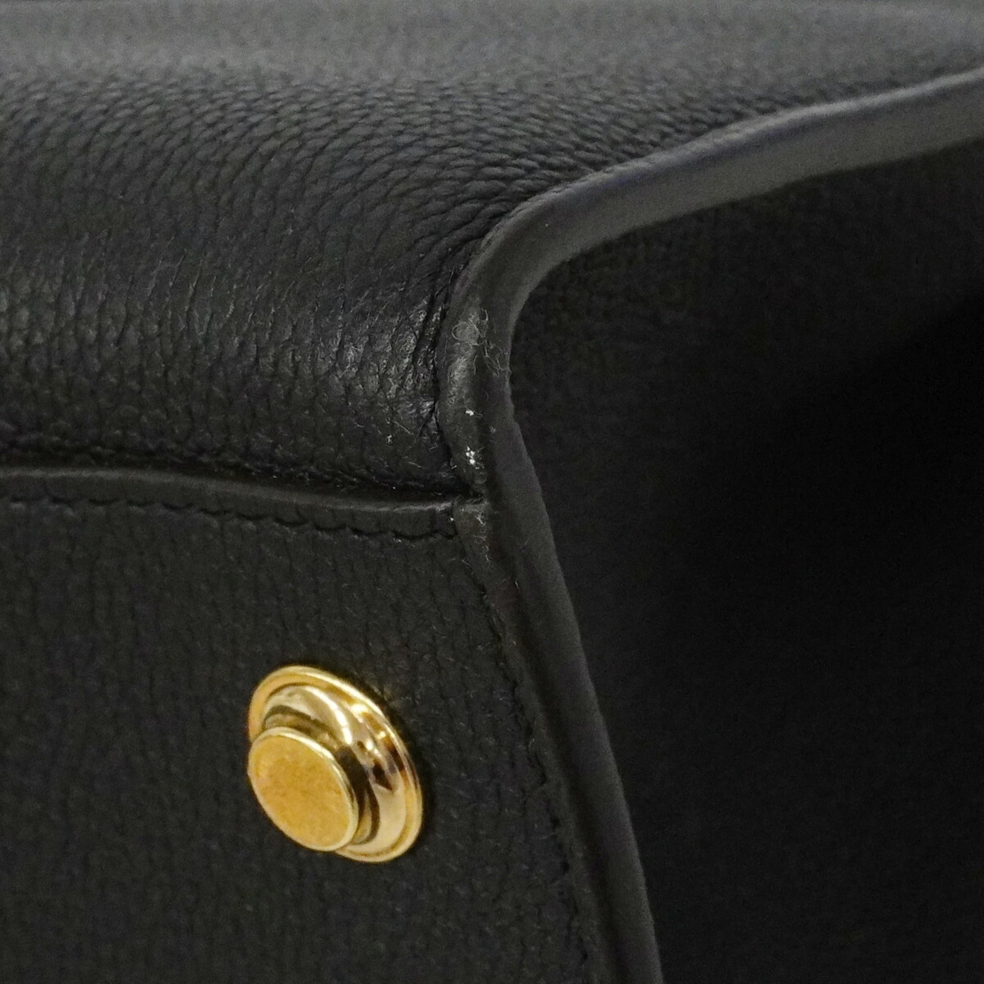 Louis Vuitton Noir Handbag (Pre-Owned)