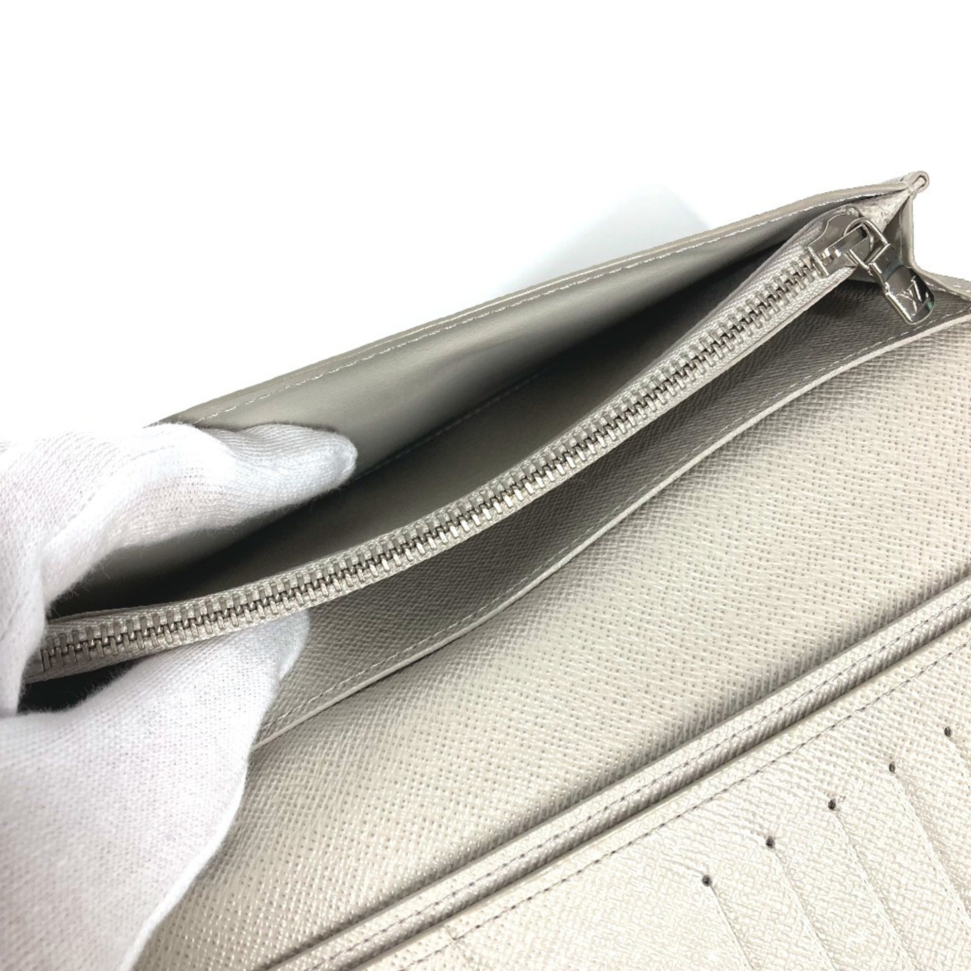 Louis Vuitton Taiga Beige Taiga Leather Long Wallet (Bi-Fold) (Pre-Owned)