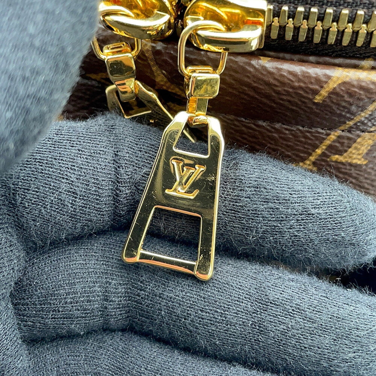 Louis Vuitton Noir Monogram Handbag (Pre-Owned)